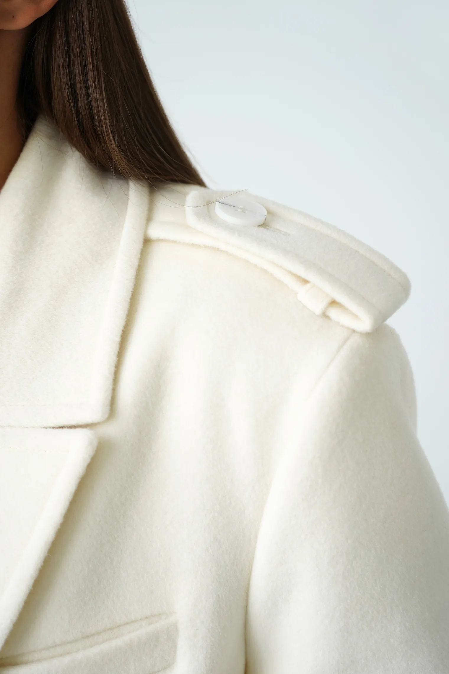 Пальто двубортное с патами на рукавах цвета тофу фото 7