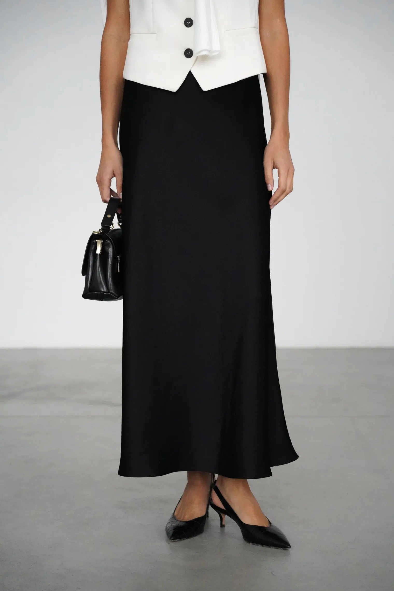 Юбка атласная удлиненная чёрного цвета фото 2