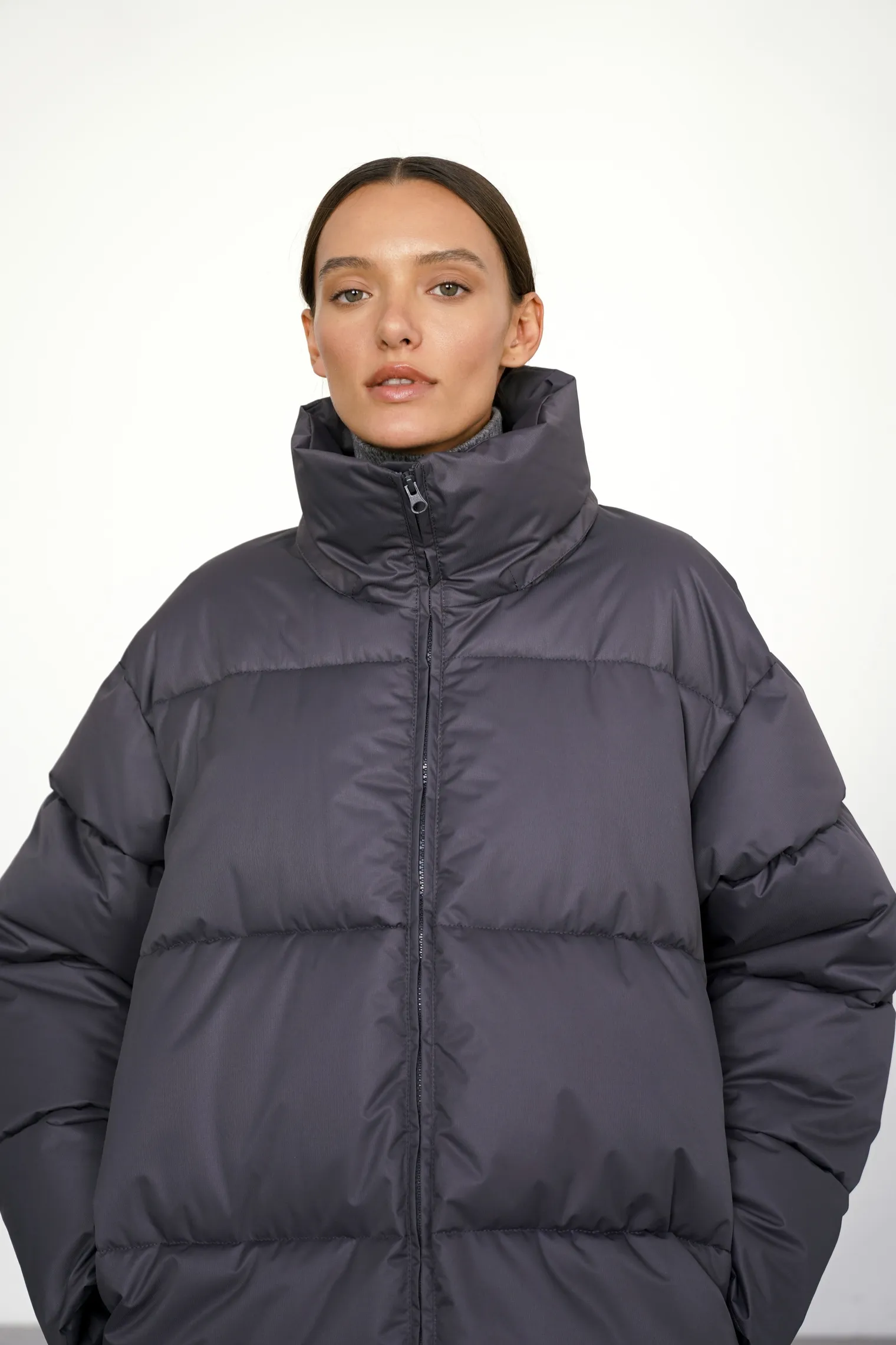 Пуховик стёганный с капюшоном графитового цвета фото 2