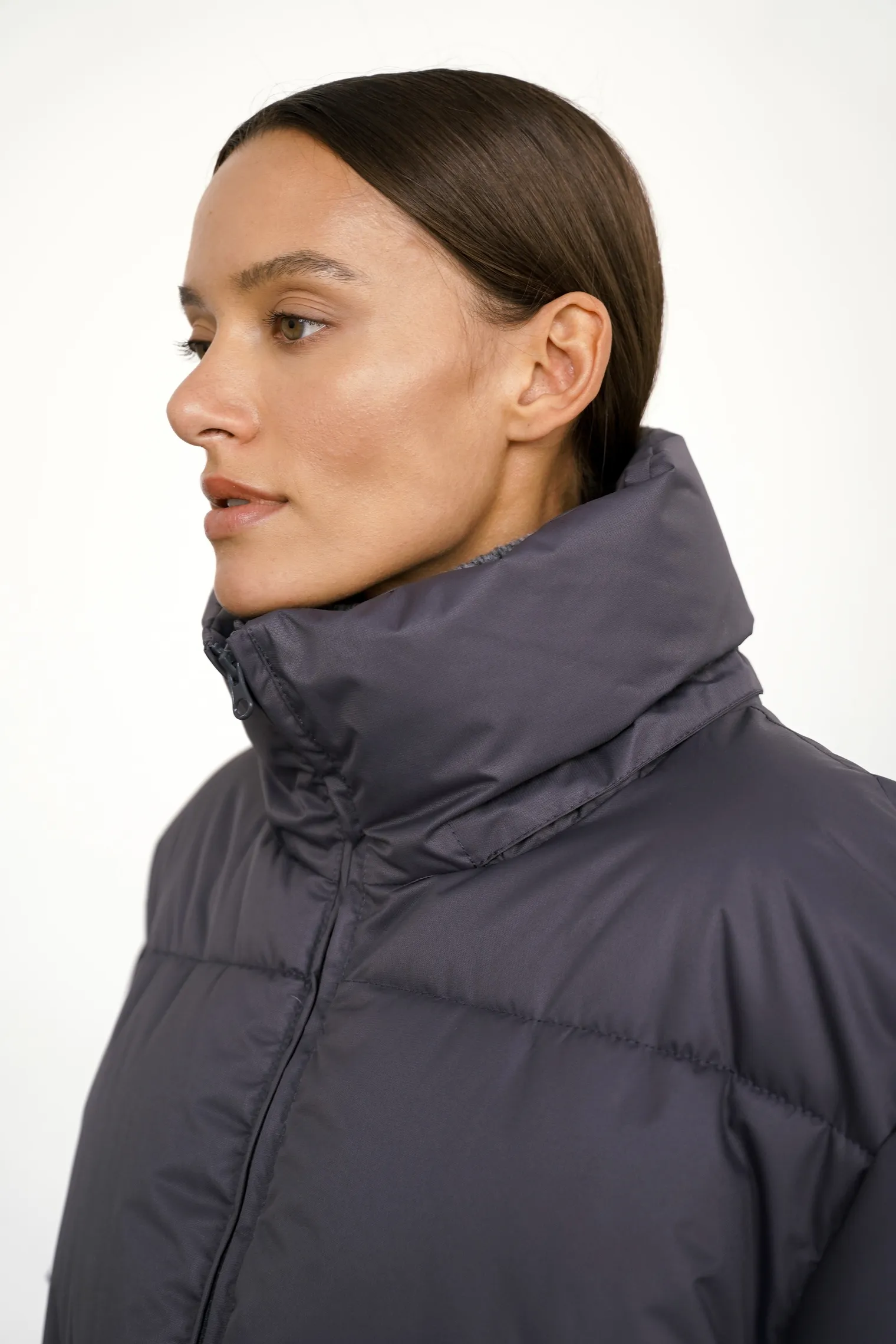 Пуховик стёганный с капюшоном графитового цвета фото 7