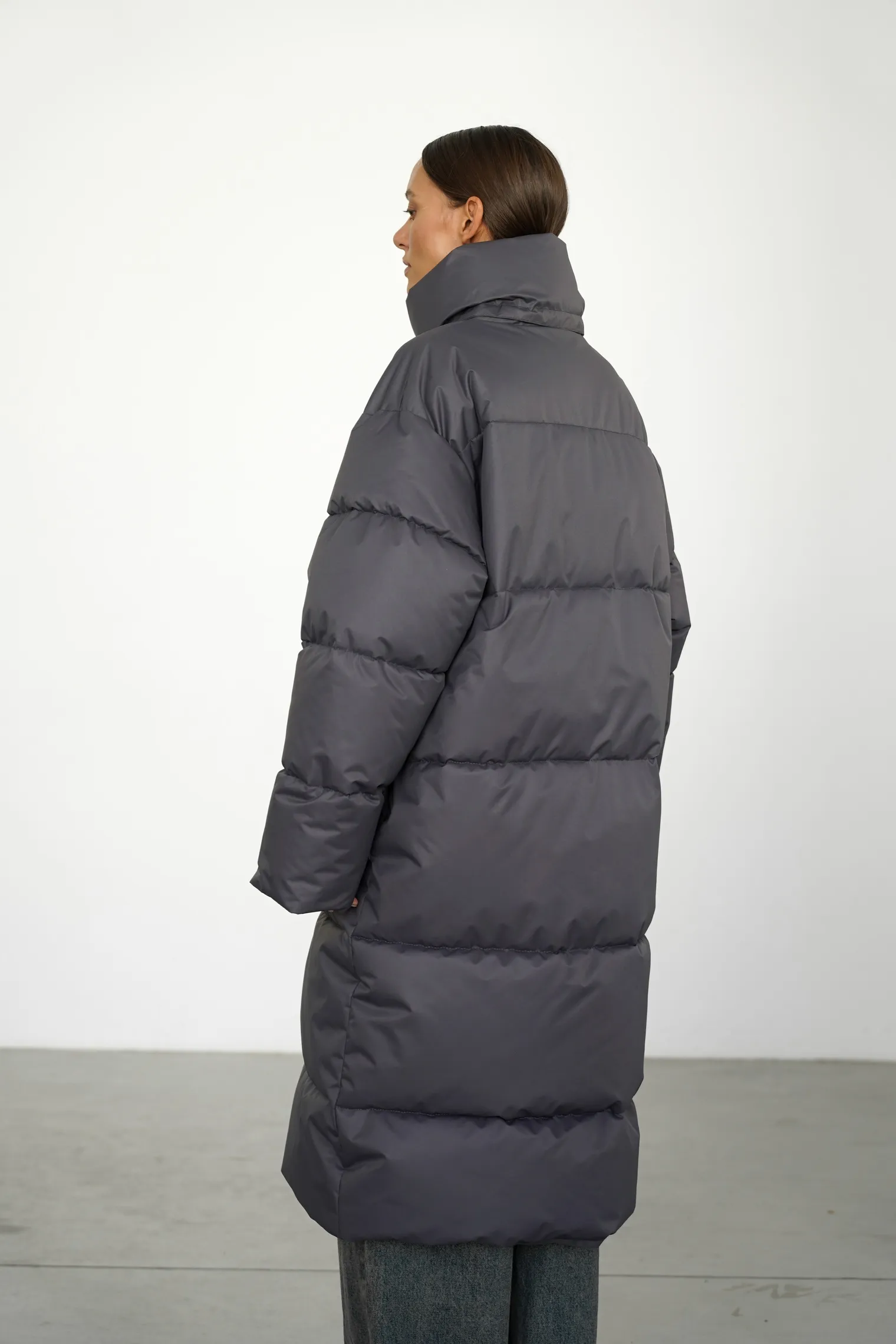 Пуховик стёганный с капюшоном графитового цвета фото 5