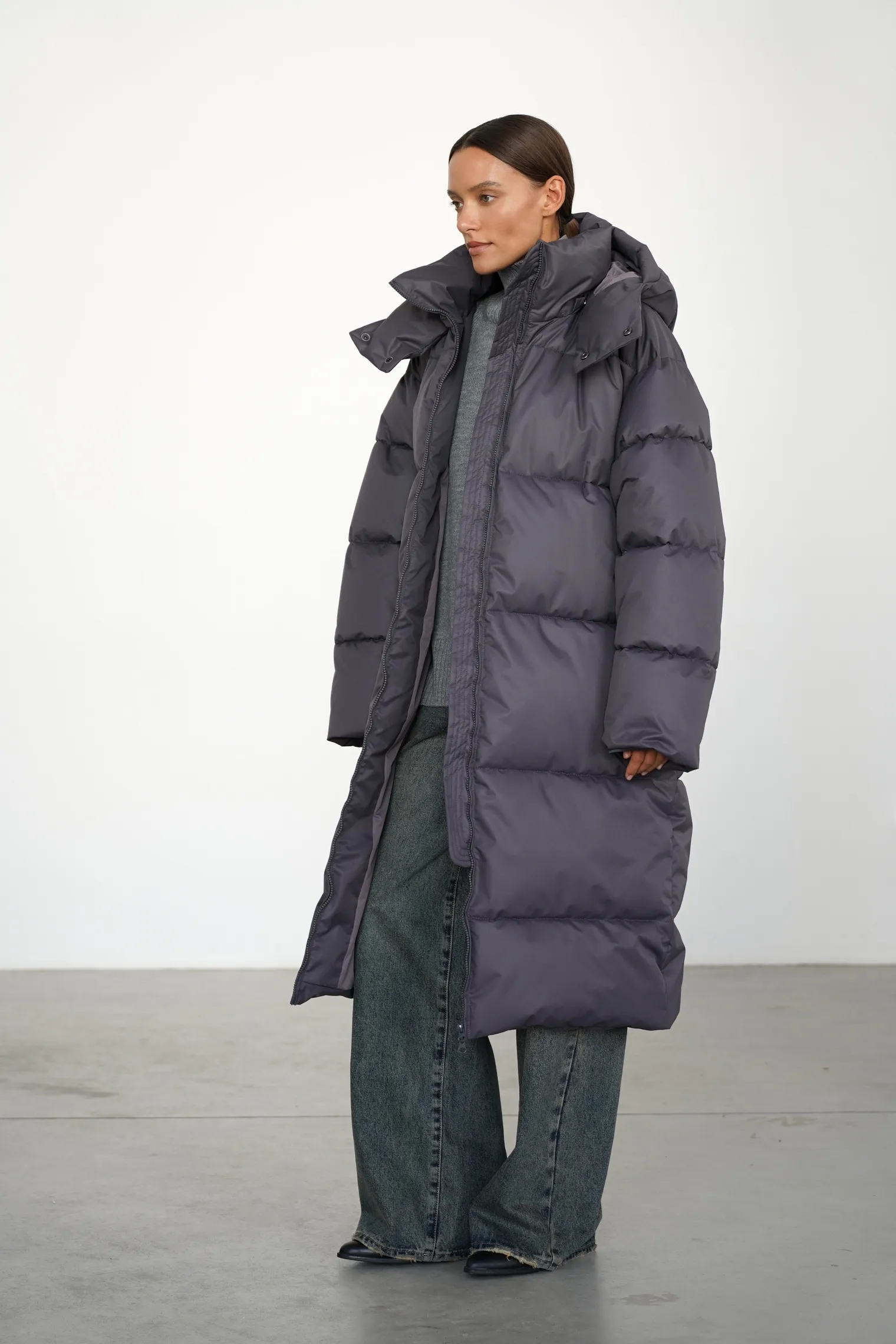 Пуховик стёганный с капюшоном графитового цвета фото 6