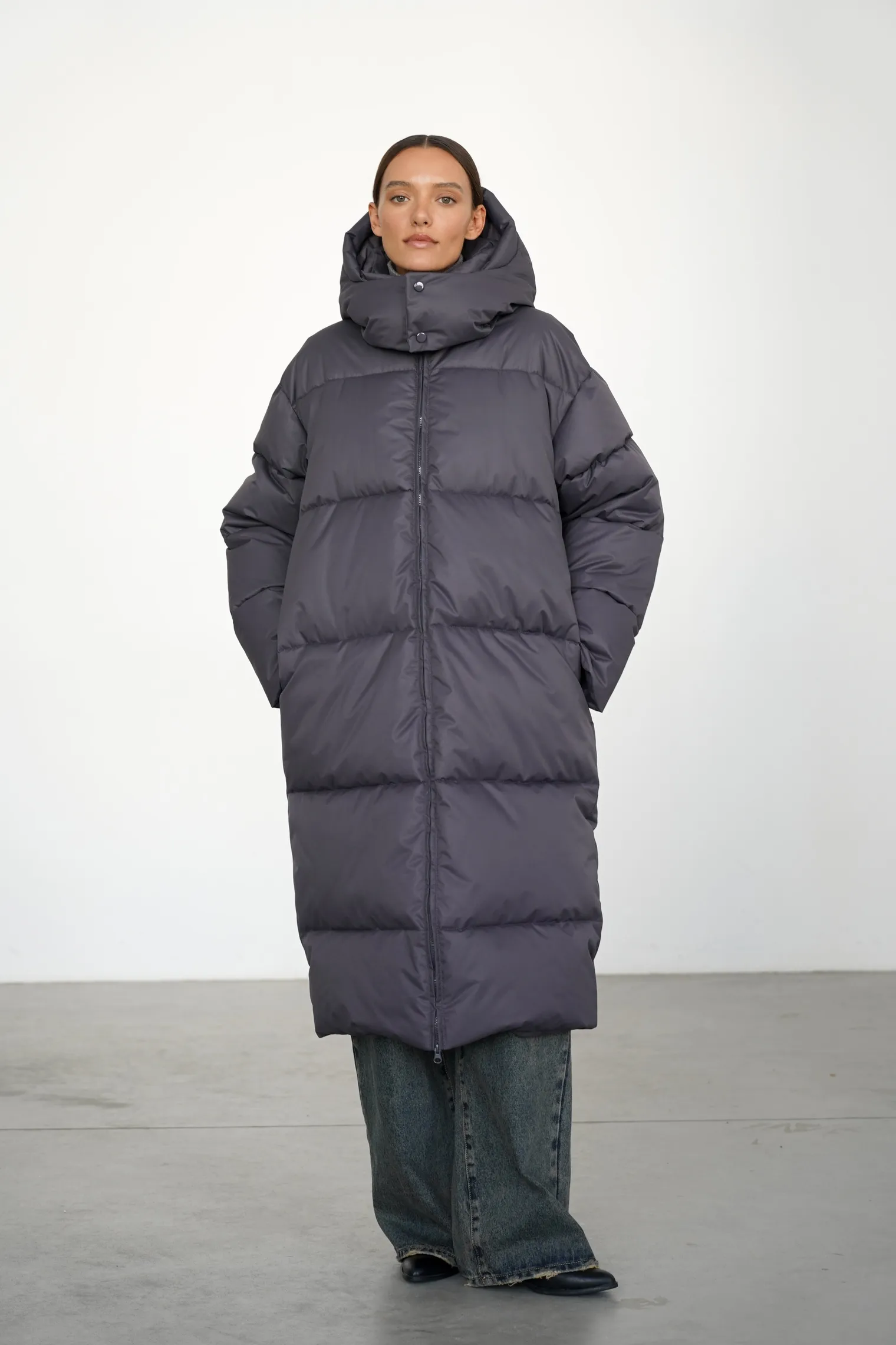 Пуховик стёганный с капюшоном графитового цвета фото 3