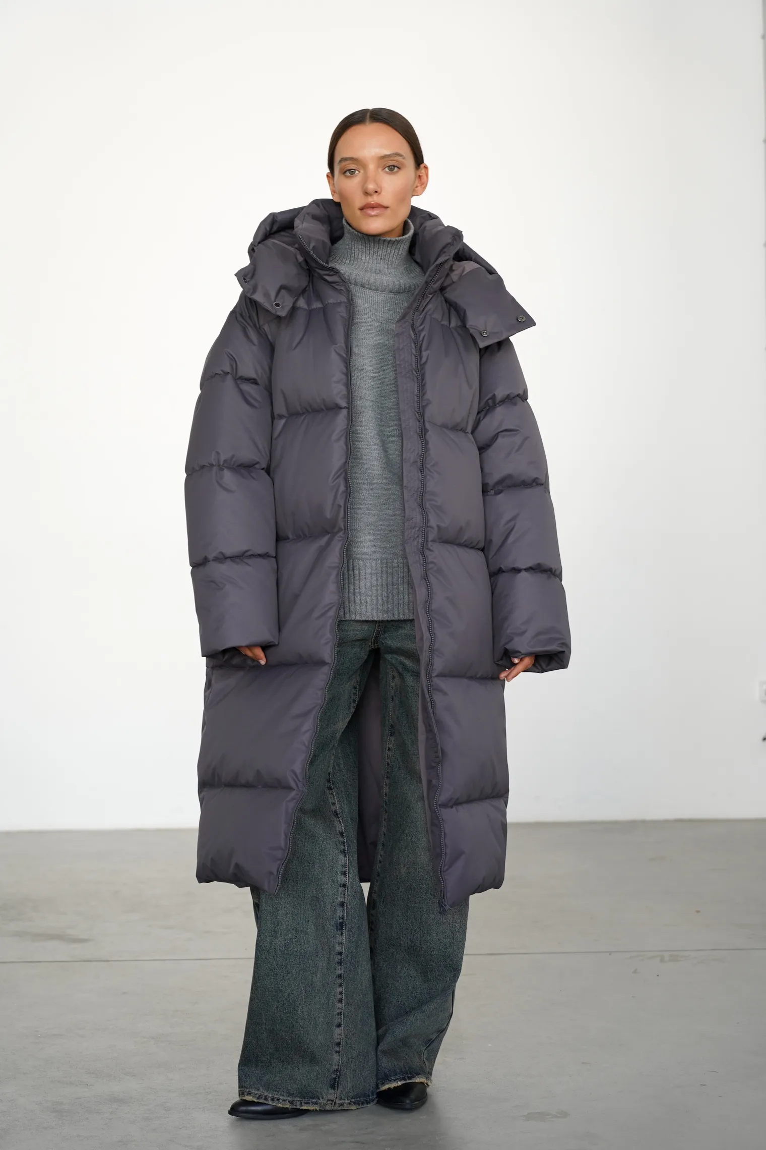 Пуховик стёганный с капюшоном графитового цвета фото 1
