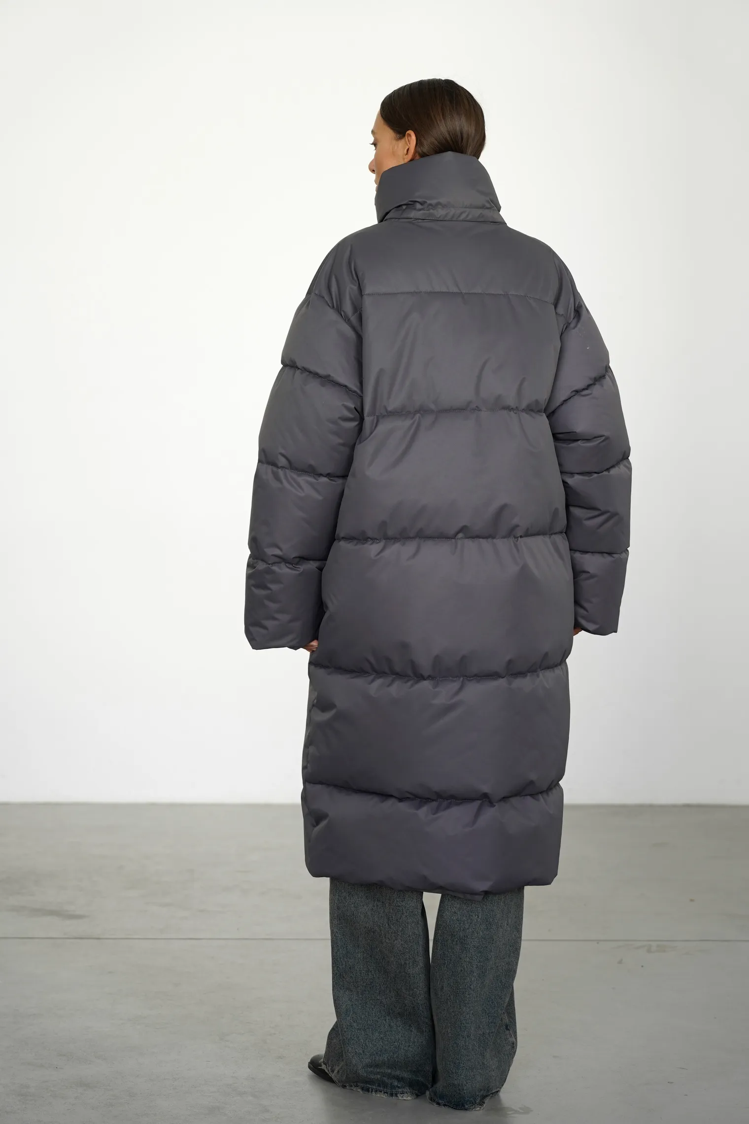 Пуховик стёганный с капюшоном графитового цвета фото 4