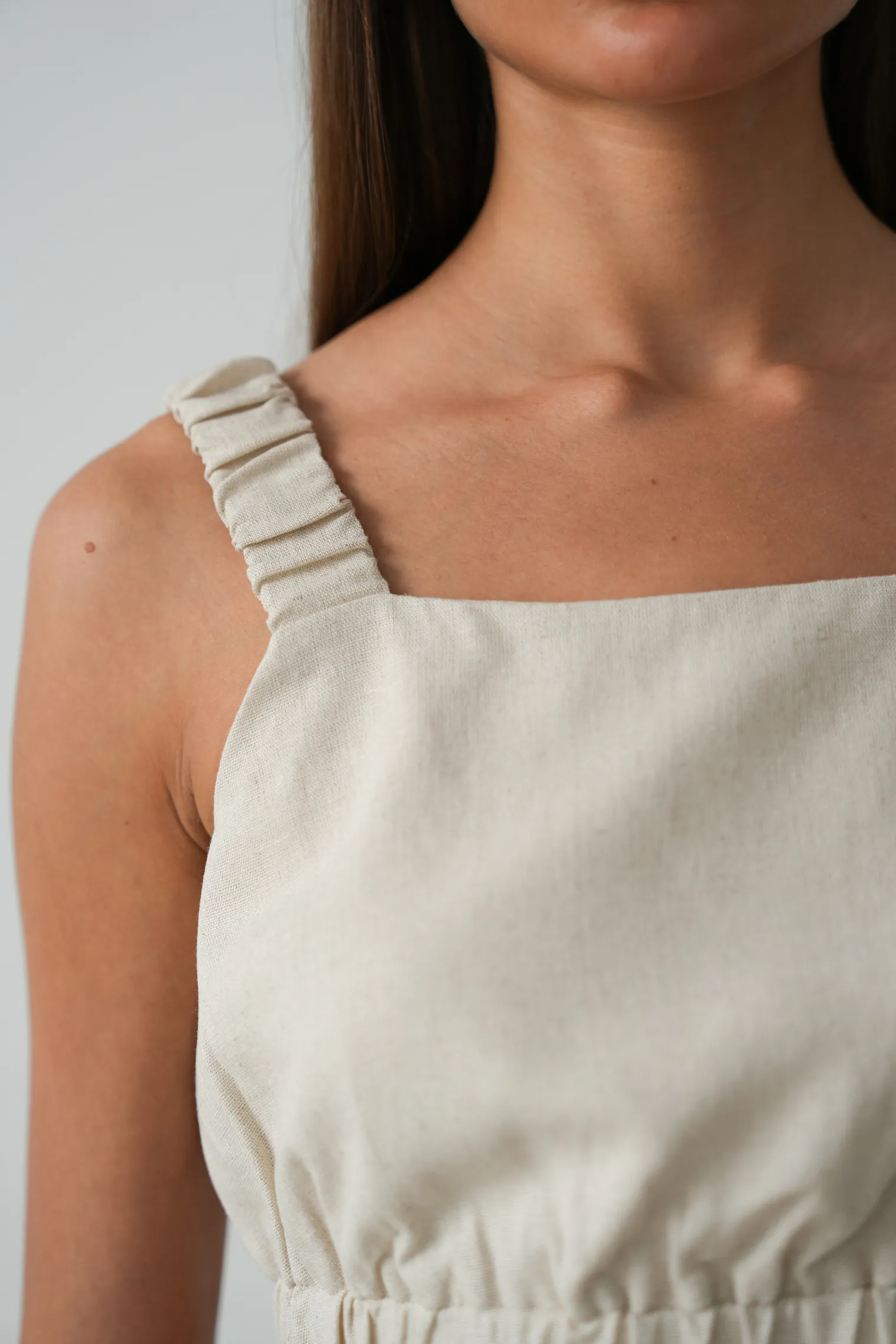 Топ на бретелях цвета лён фото 2