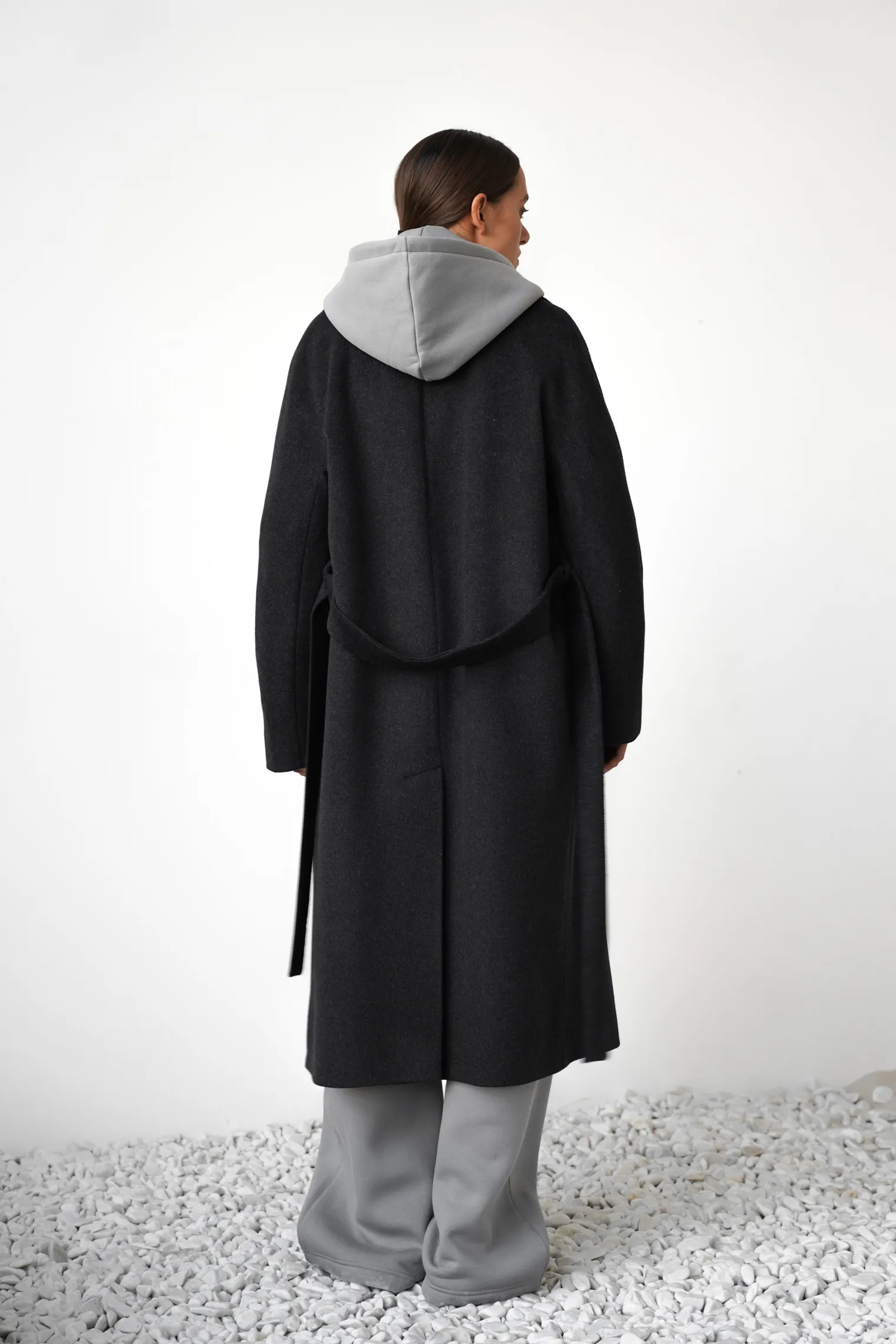 Пальто-халат с поясом графитового цвета фото 4