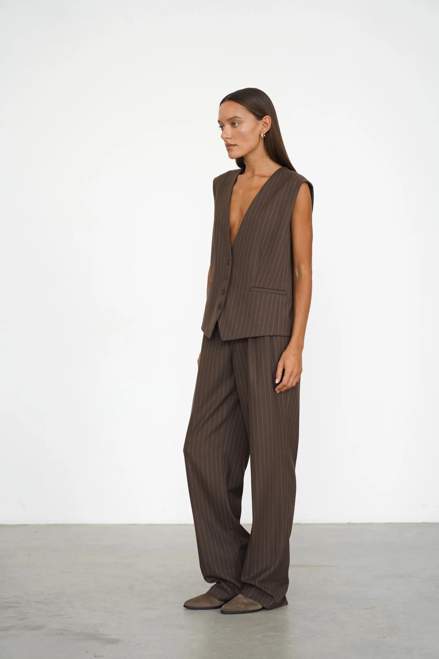 Брюки с завышенной талией прямого кроя в полоску шоколадного цвета фото 7