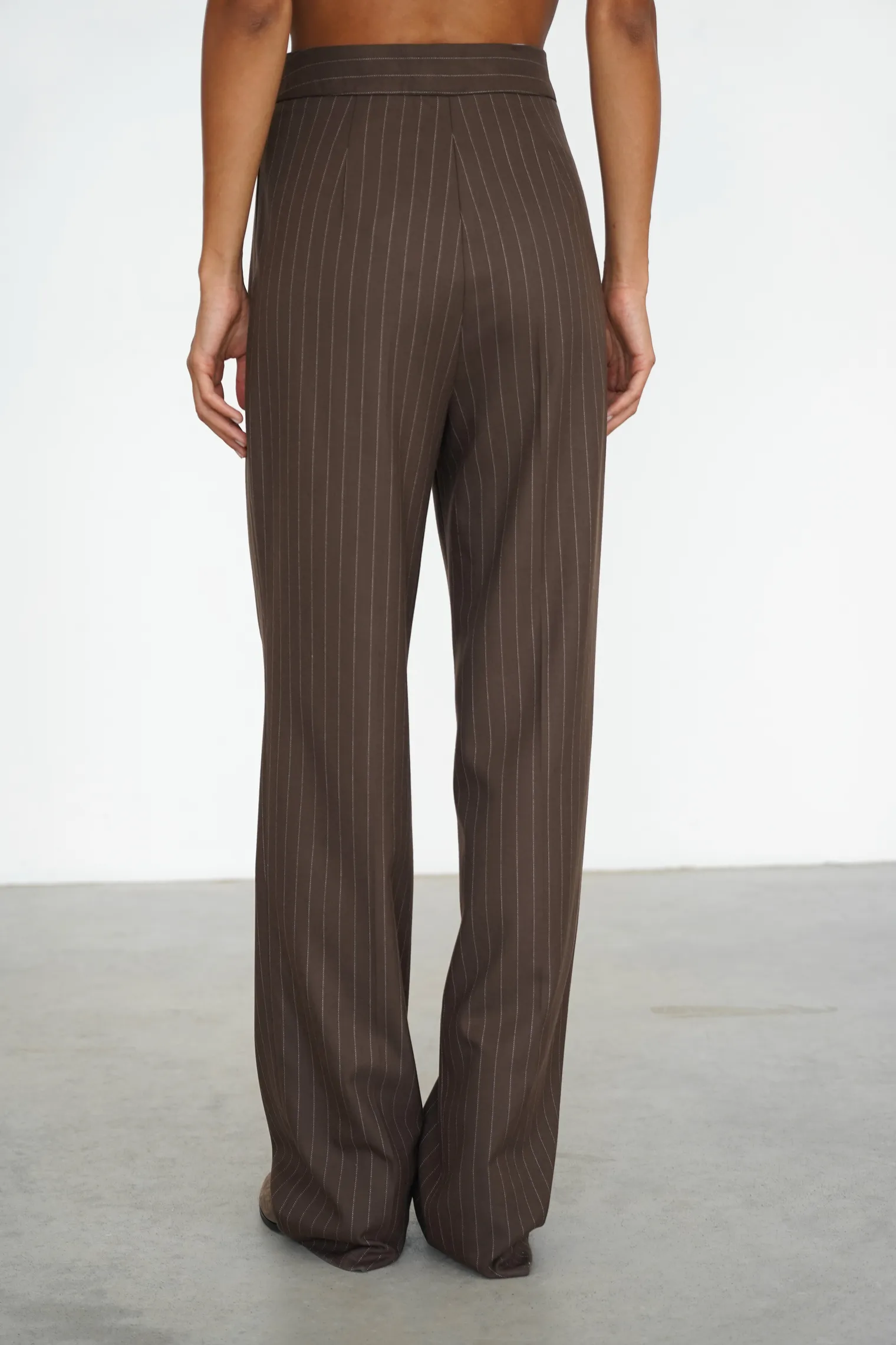 Брюки с завышенной талией прямого кроя в полоску шоколадного цвета фото 4