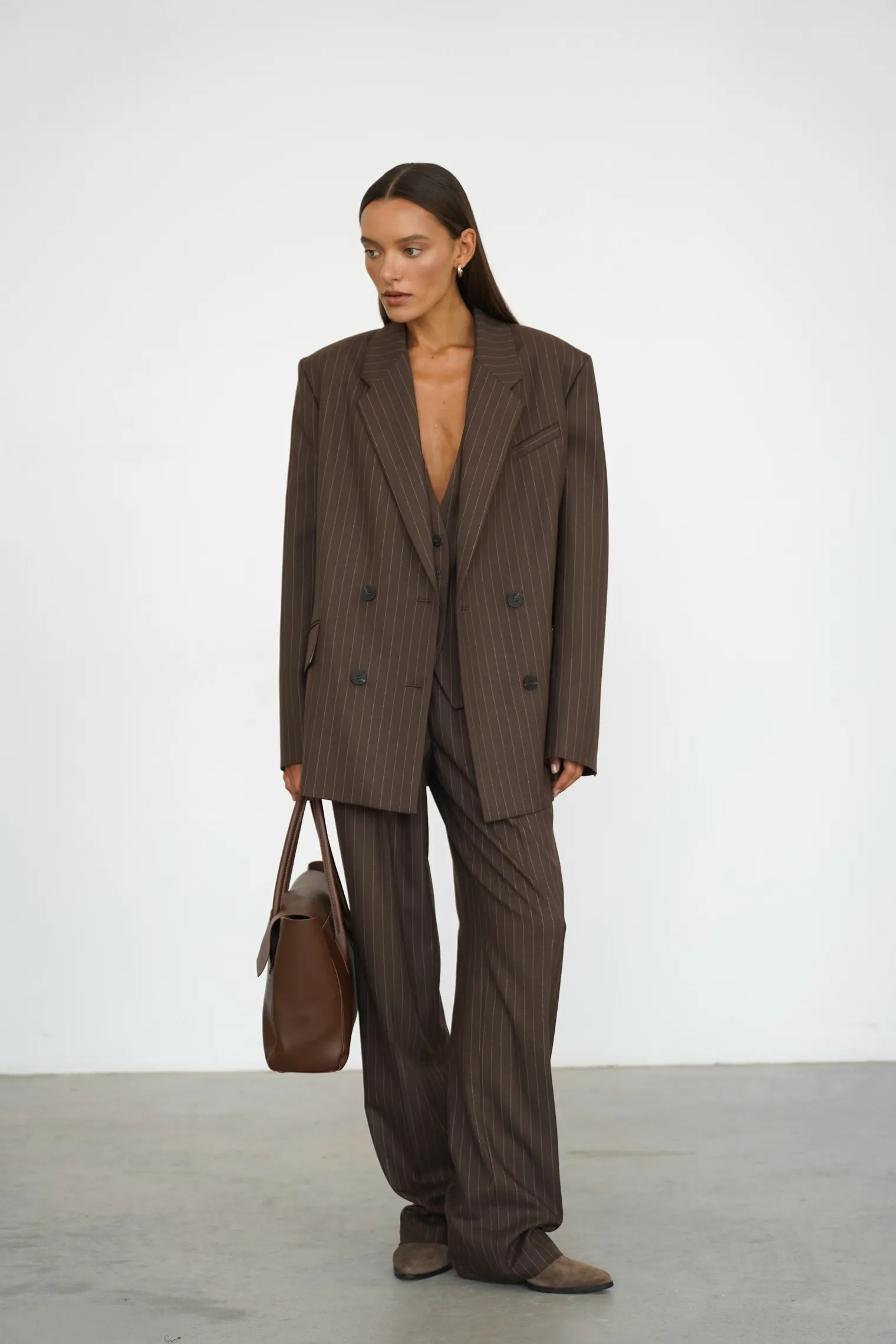 Брюки с завышенной талией прямого кроя в полоску шоколадного цвета фото 1