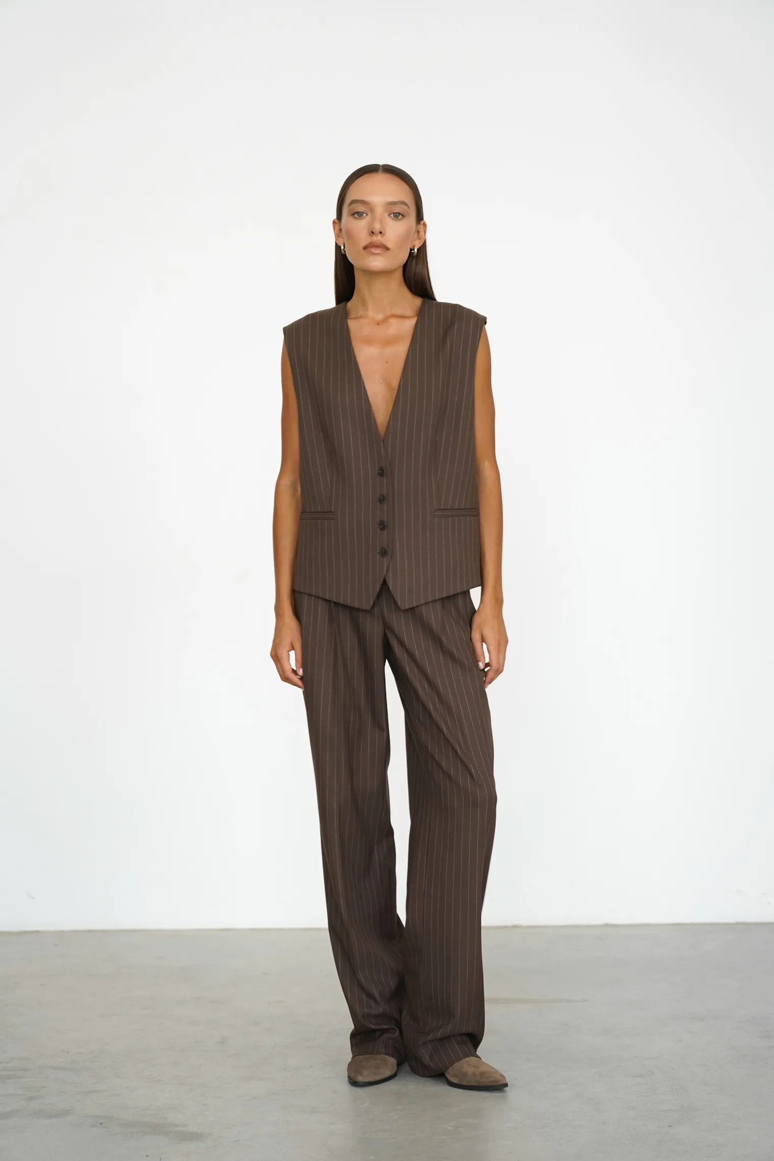 Брюки с завышенной талией прямого кроя в полоску шоколадного цвета фото 3