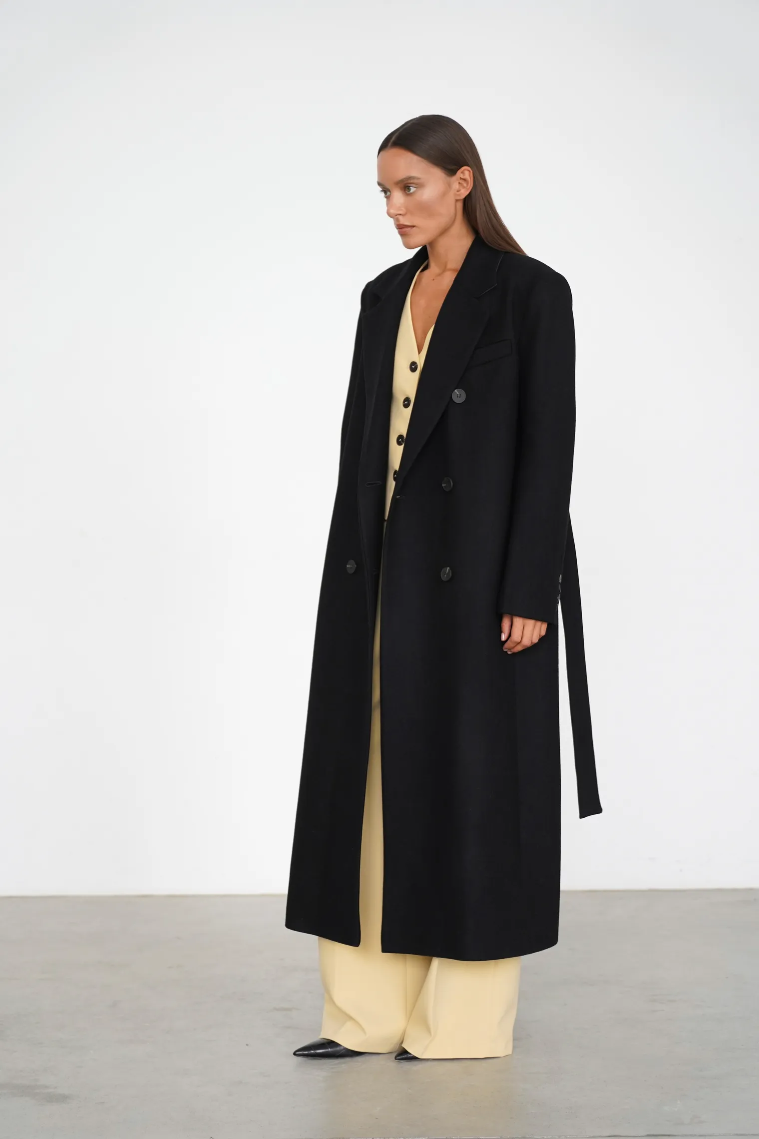 Пальто двубортное с втачным рукавом с поясом чёрного цвета фото 5