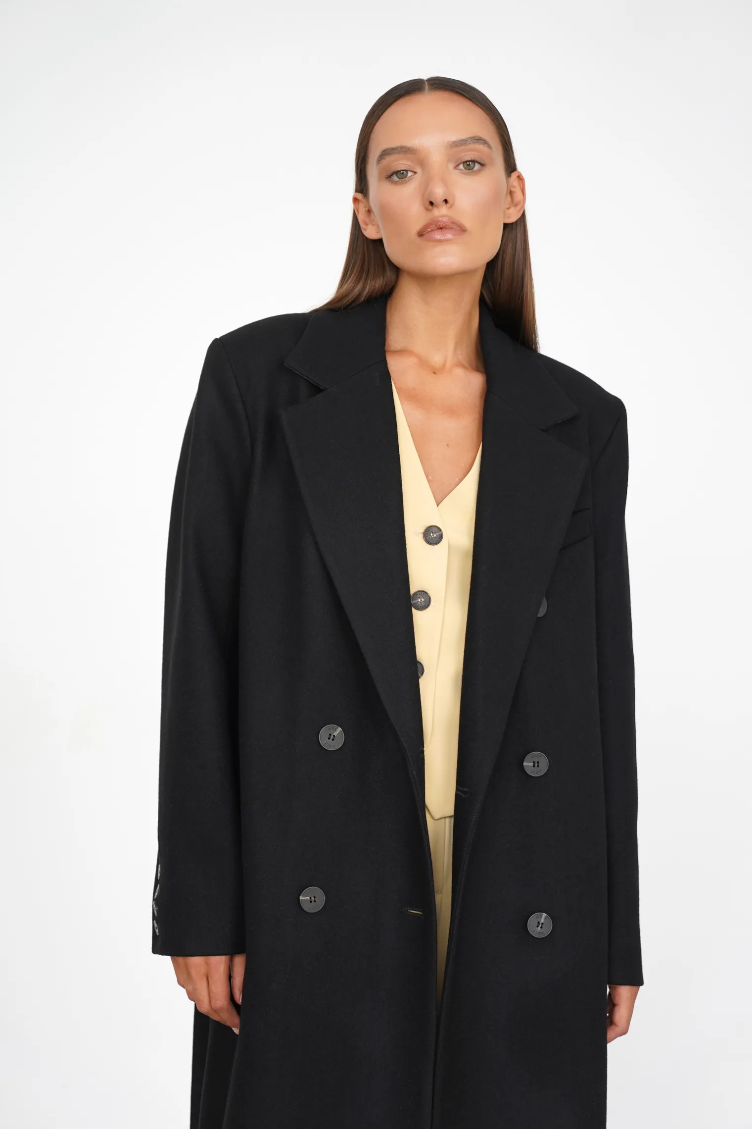 Пальто двубортное с втачным рукавом с поясом чёрного цвета фото 2