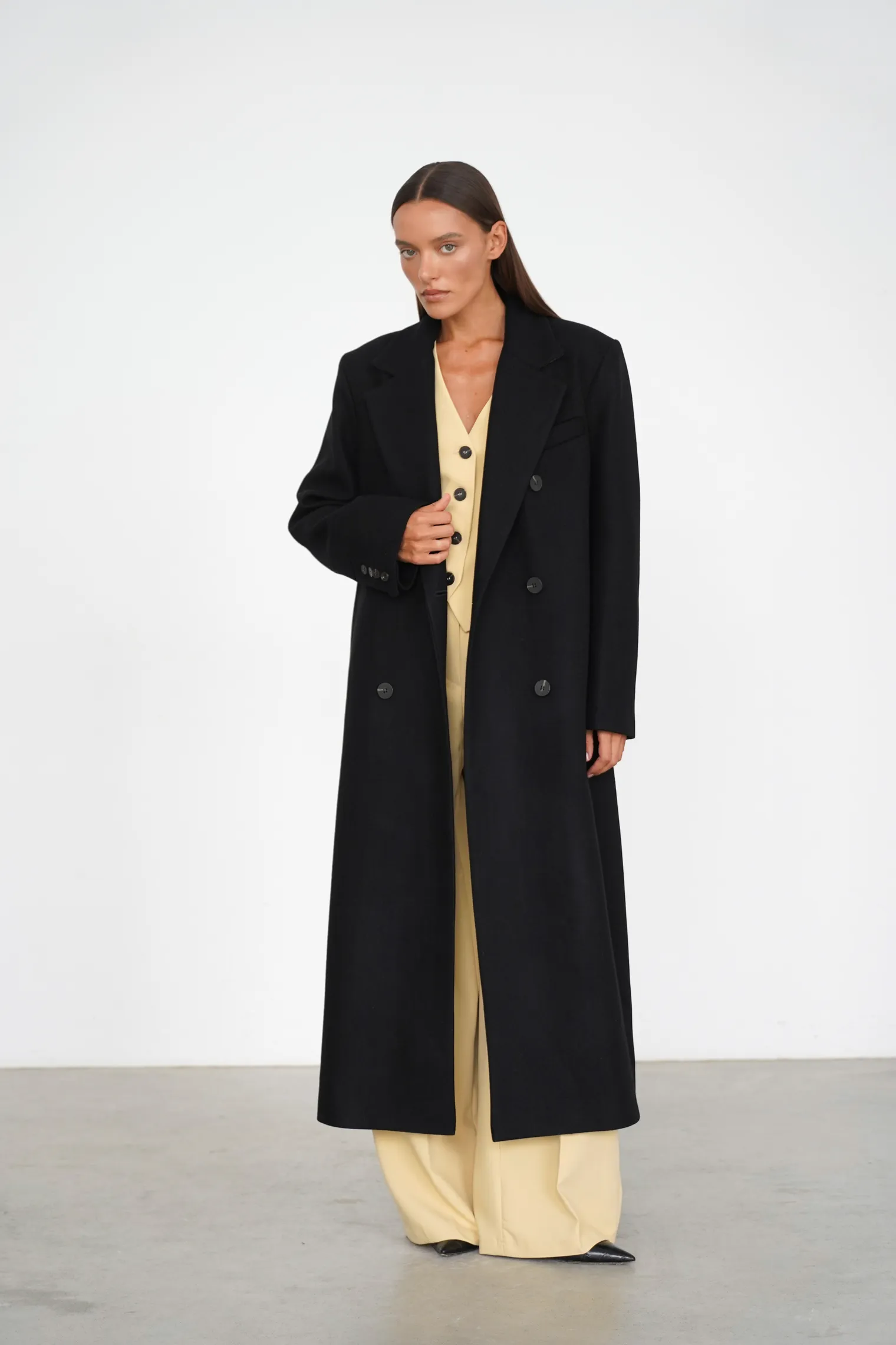 Пальто двубортное с втачным рукавом с поясом чёрного цвета фото 1