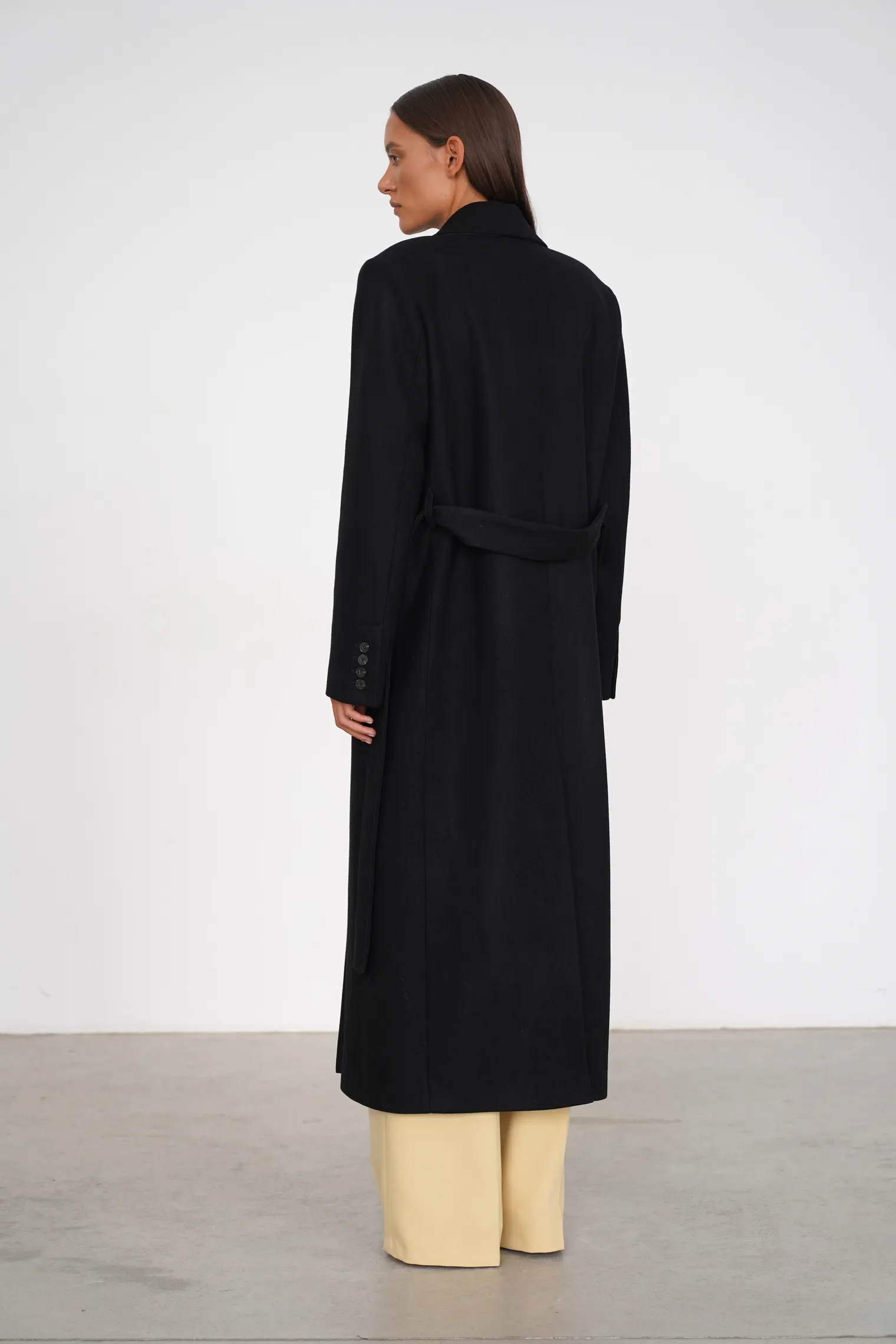 Пальто двубортное с втачным рукавом с поясом чёрного цвета фото 4