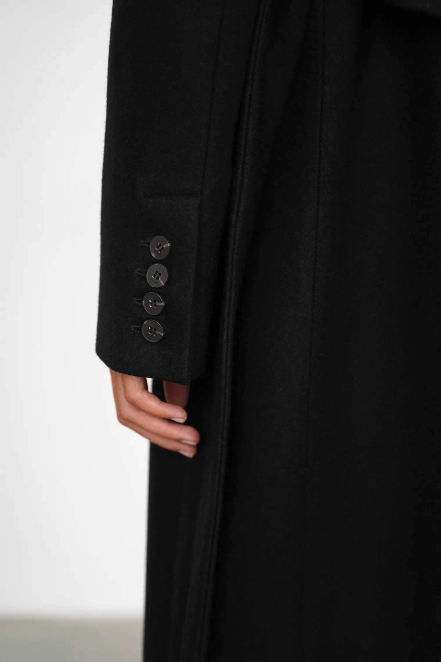 Пальто двубортное с втачным рукавом с поясом чёрного цвета фото 8