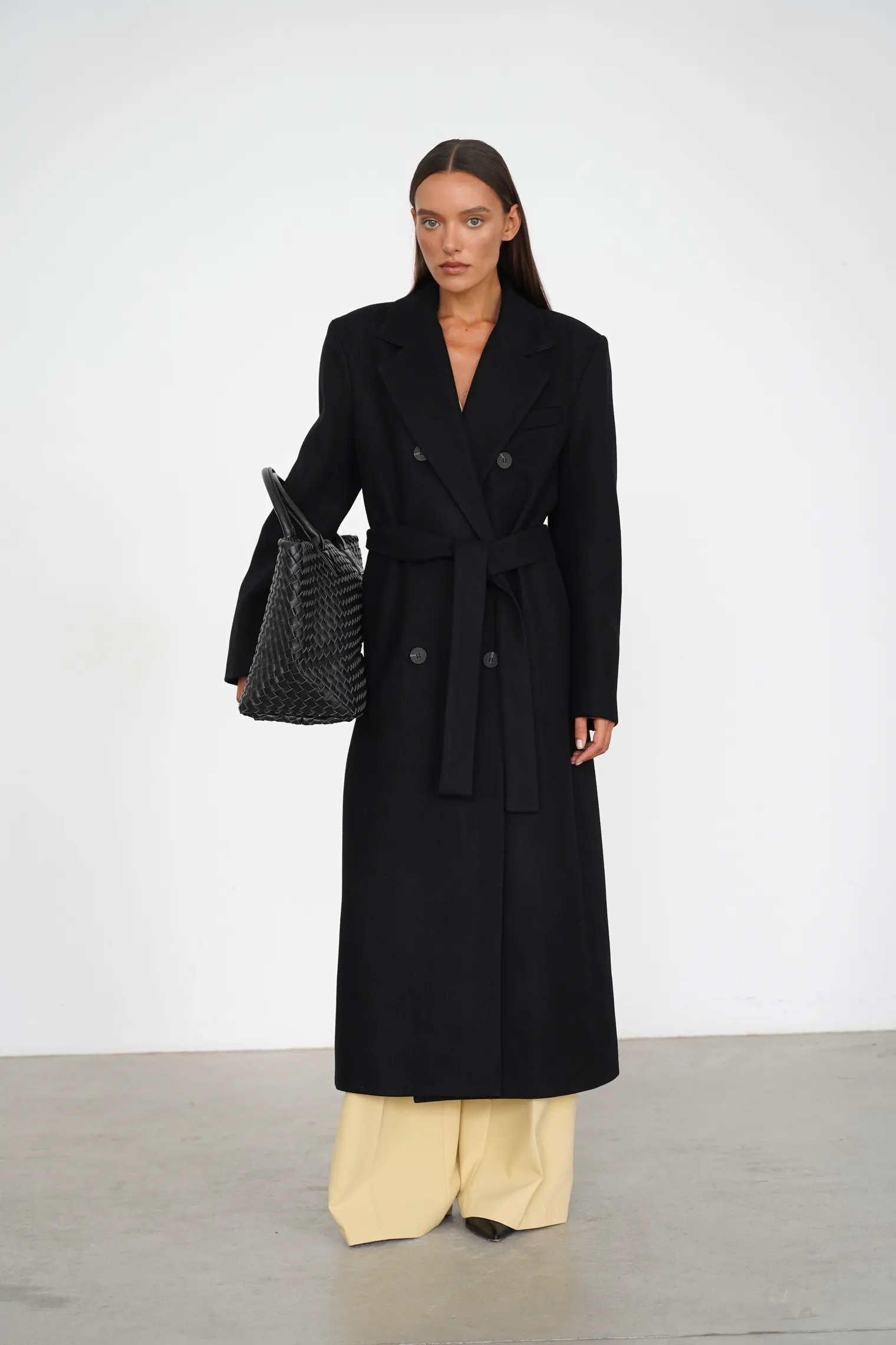 Пальто двубортное с втачным рукавом с поясом чёрного цвета фото 3