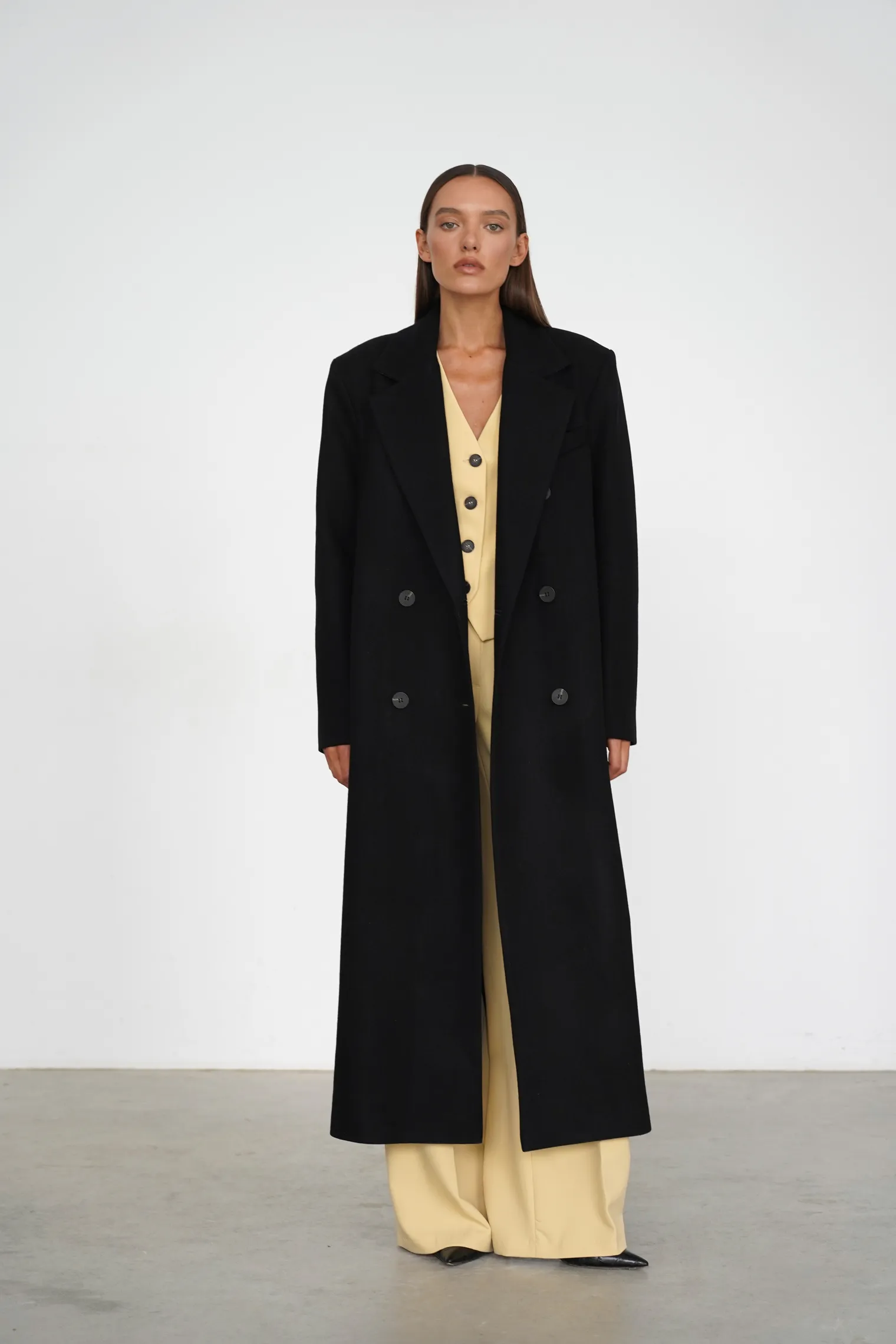 Пальто двубортное с втачным рукавом с поясом чёрного цвета фото 6