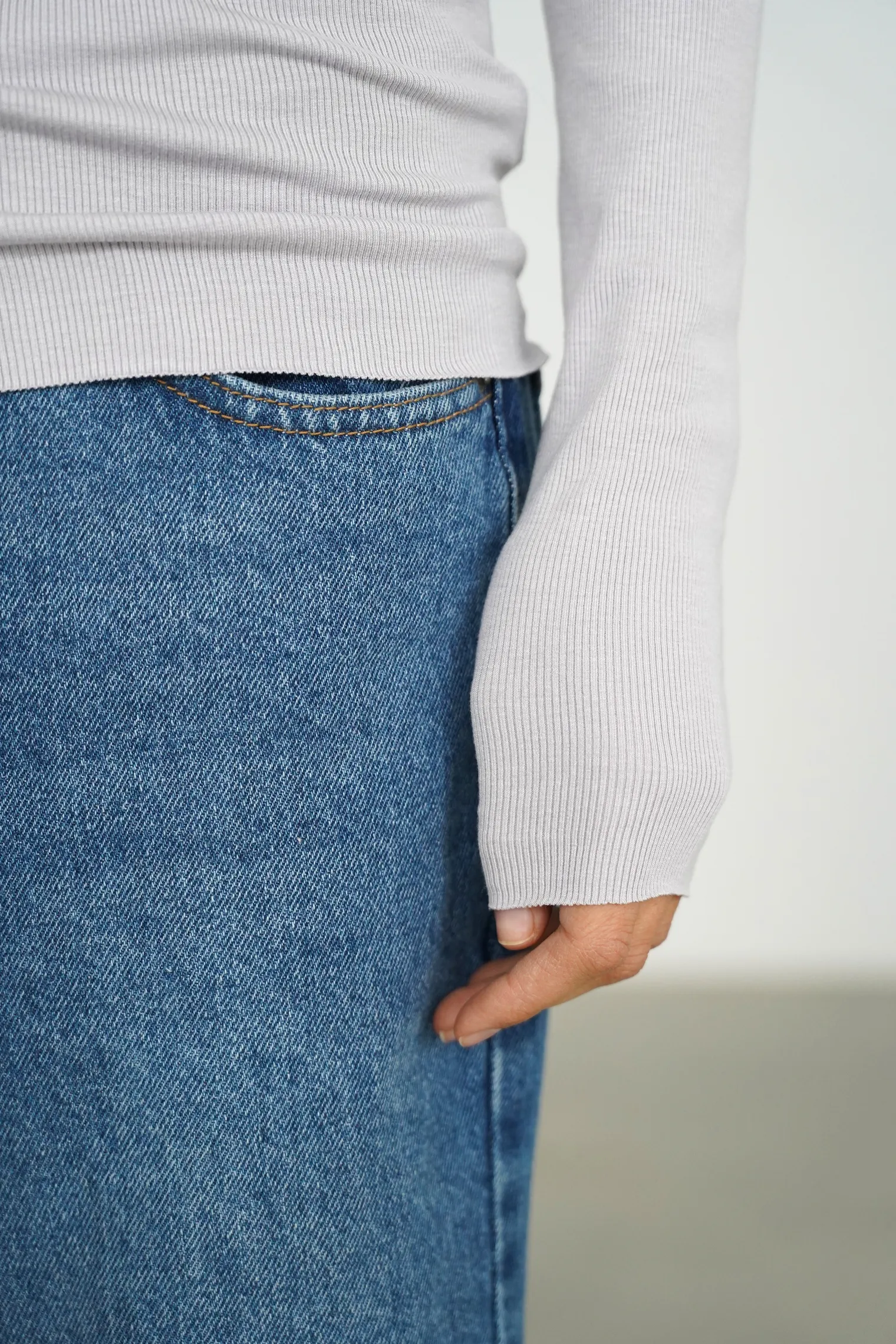 Водолазка в рубчик пепельного цвета фото 6