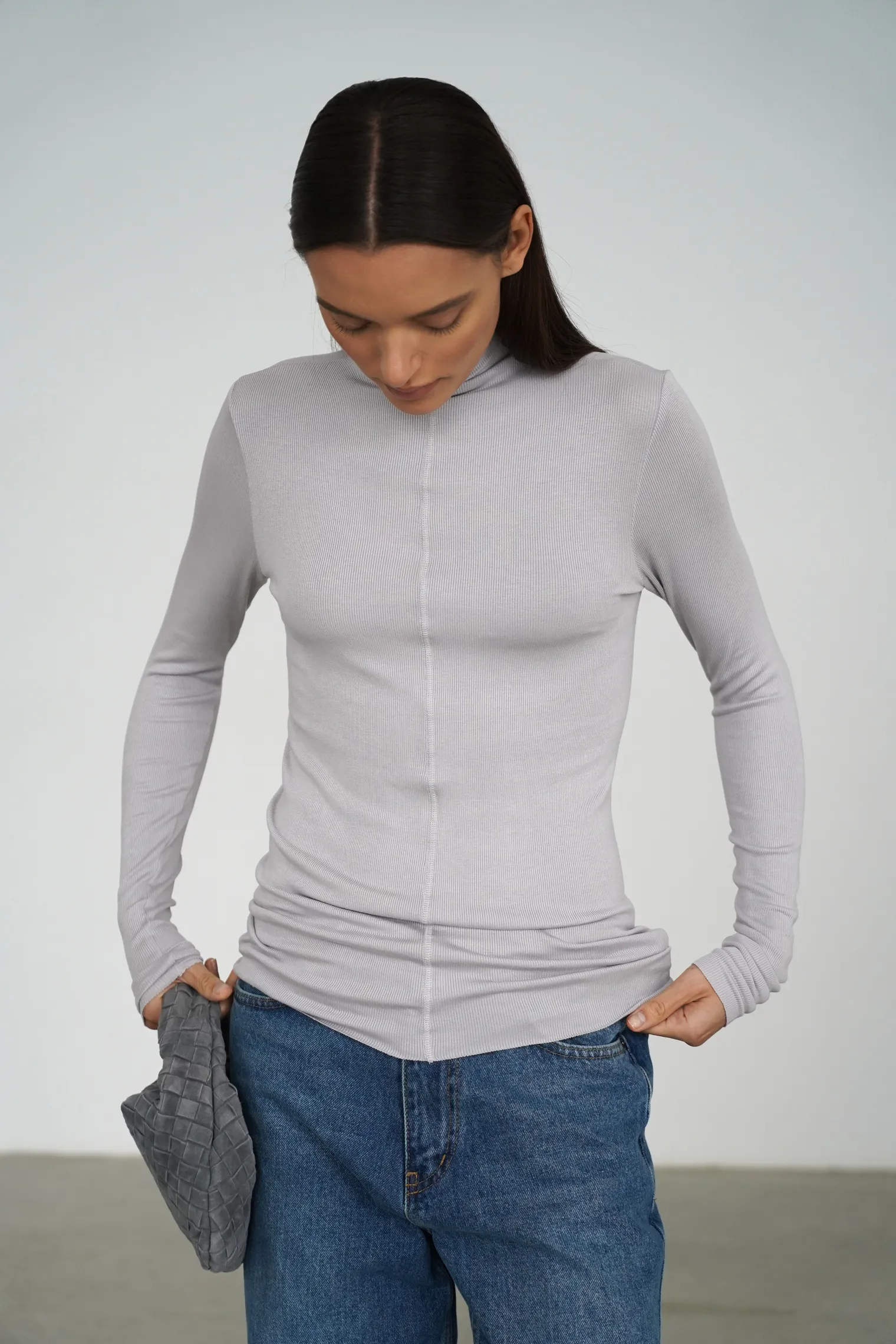 Водолазка в рубчик пепельного цвета фото 5