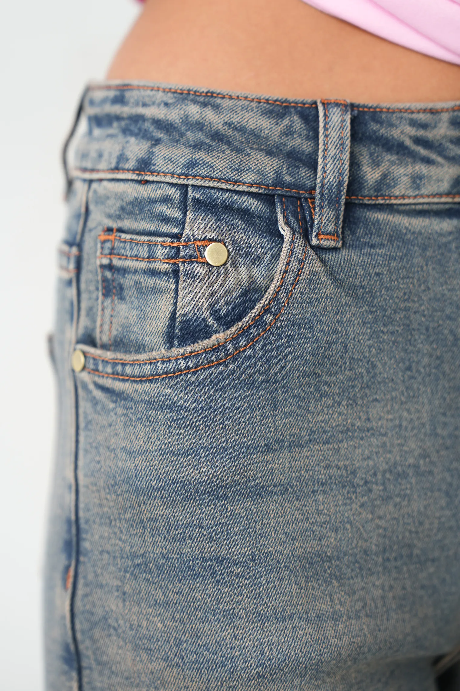 Джинсы прямого кроя в винтажном стиле голубого цвета фото 2