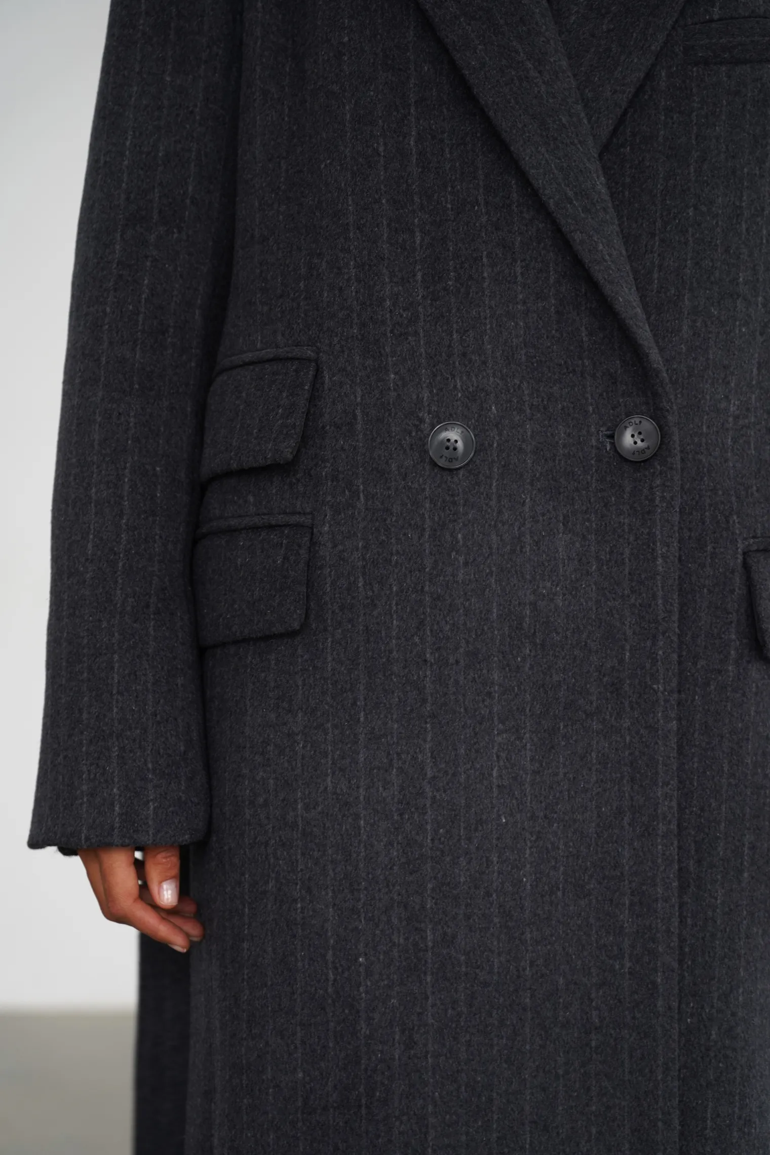 Пальто прямого кроя с карманами и поясом графитового цвета в полоску фото 6