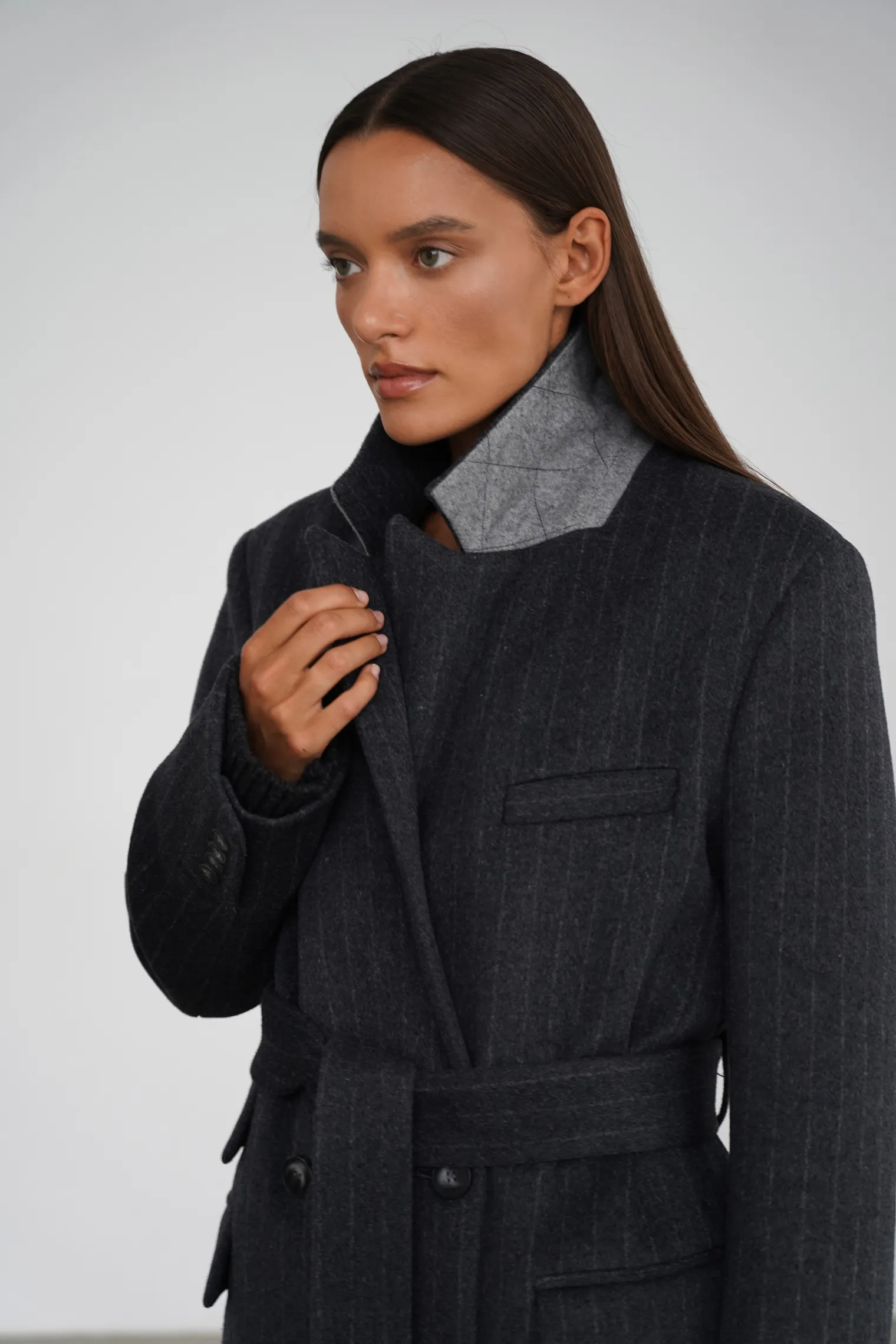 Пальто прямого кроя с карманами и поясом графитового цвета в полоску фото 1