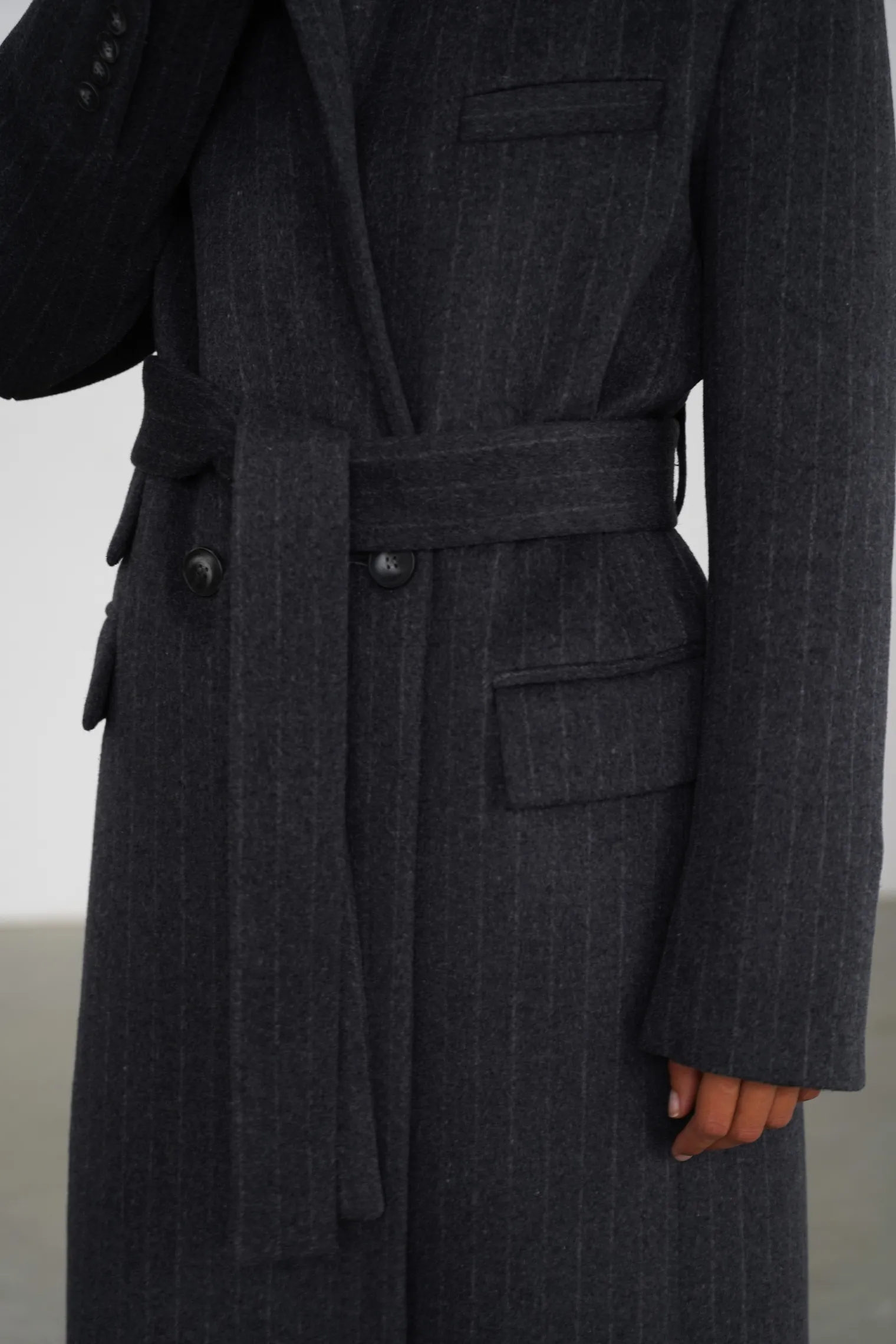 Пальто прямого кроя с карманами и поясом графитового цвета в полоску фото 3