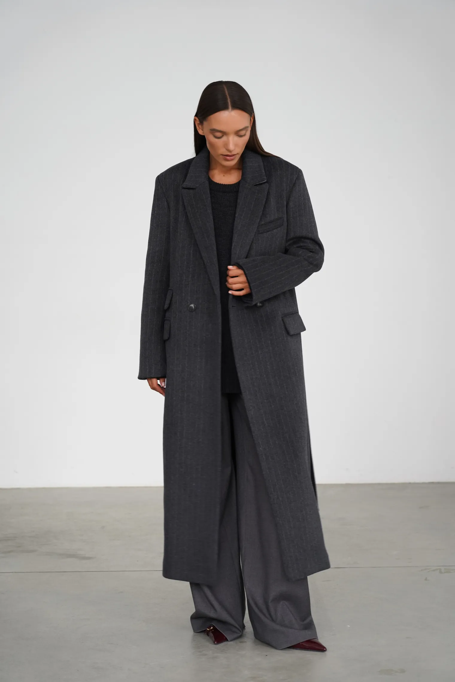 Пальто прямого кроя с карманами и поясом графитового цвета в полоску фото 2