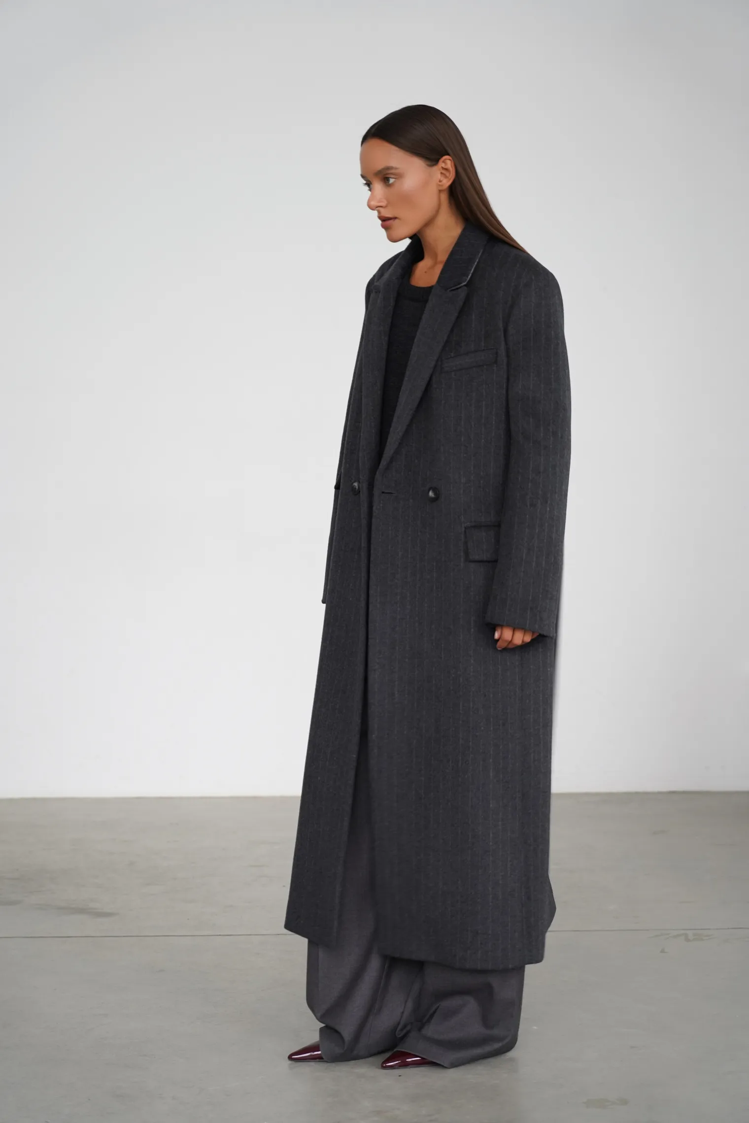 Пальто прямого кроя с карманами и поясом графитового цвета в полоску фото 5