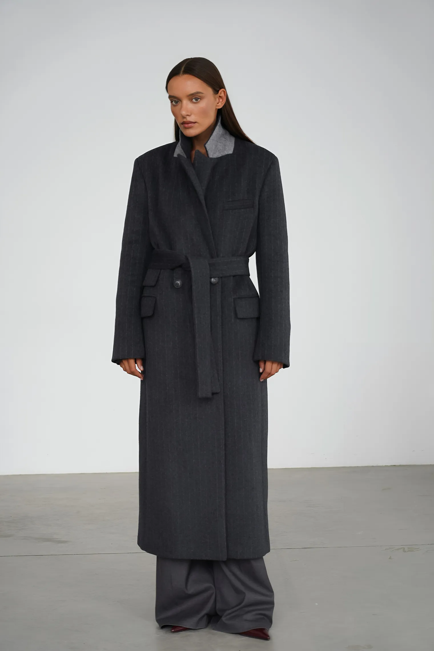 Пальто прямого кроя с карманами и поясом графитового цвета в полоску фото 7