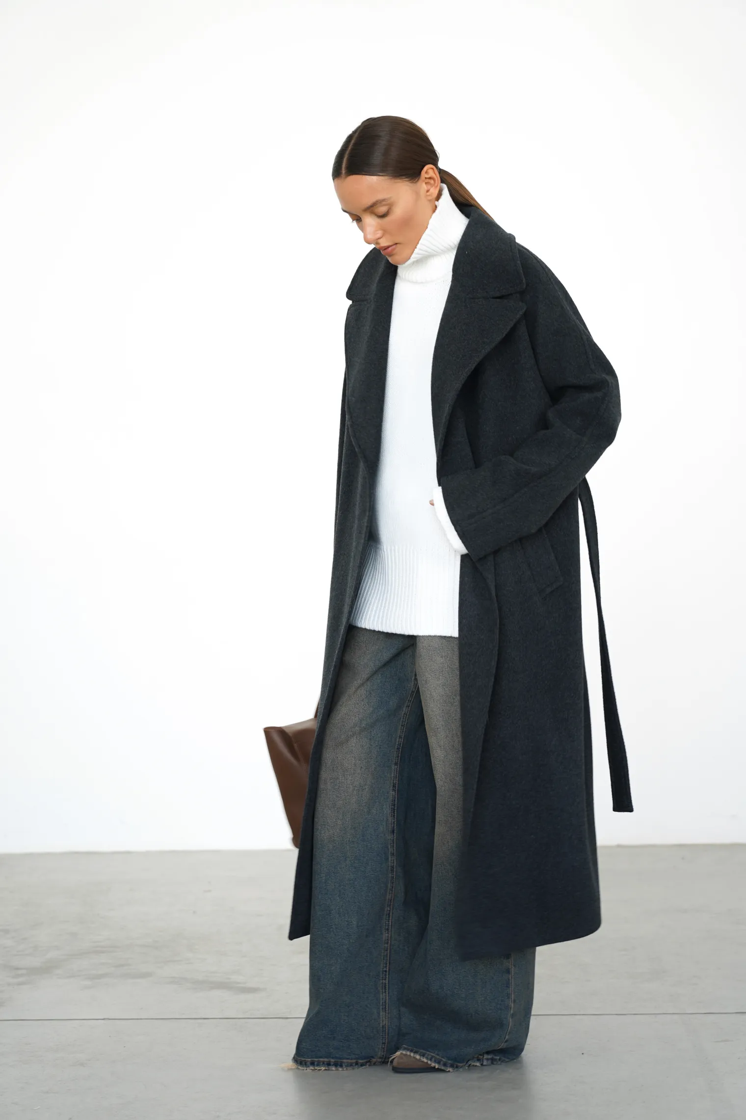 Пальто-халат с цельнокройным рукавом тёмно-серого цвета фото 5