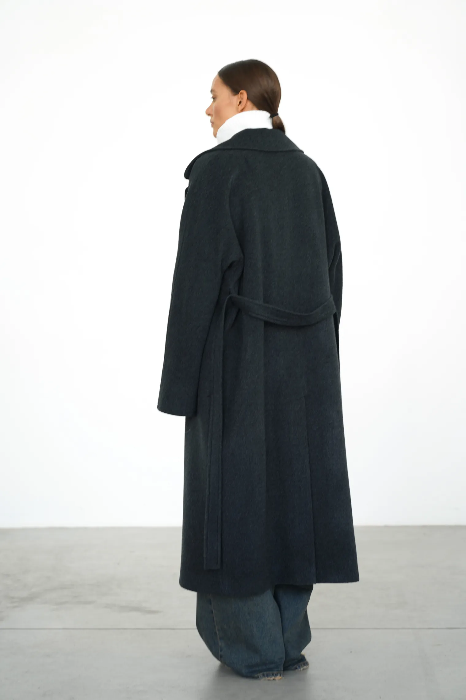 Пальто-халат с цельнокройным рукавом тёмно-серого цвета фото 4