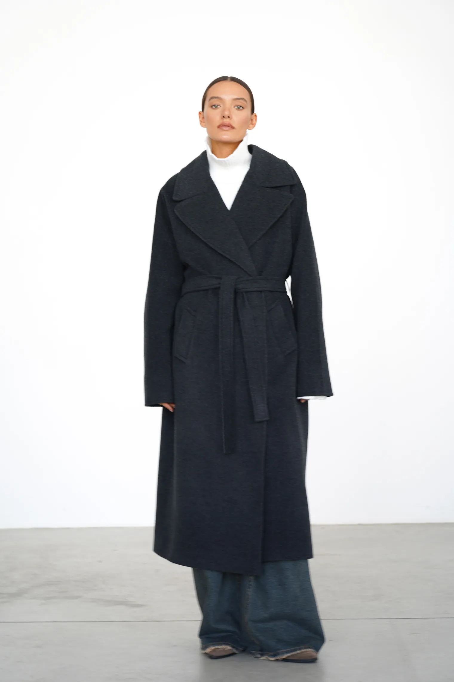 Пальто-халат с цельнокройным рукавом тёмно-серого цвета фото 3