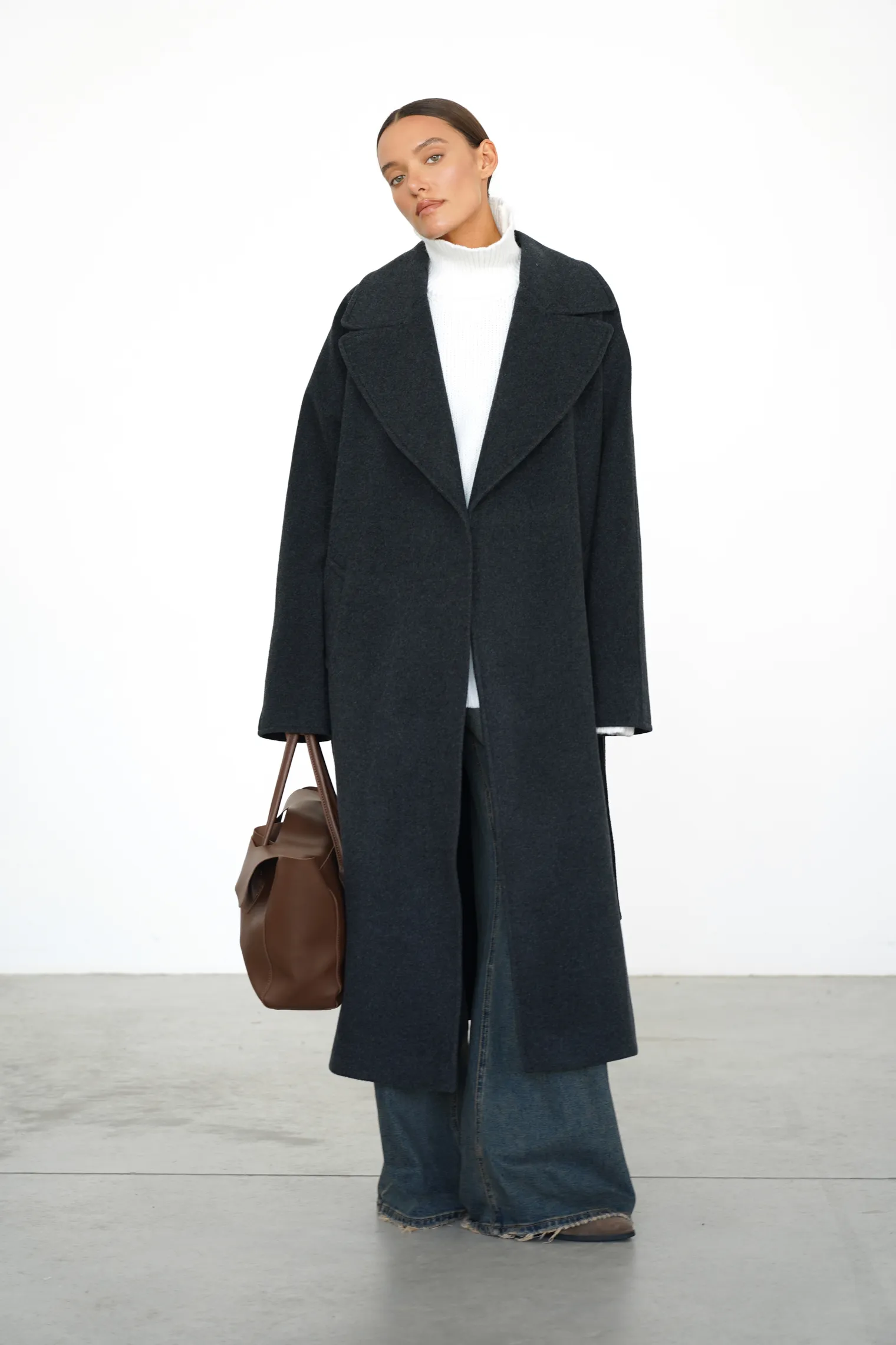 Пальто-халат с цельнокройным рукавом тёмно-серого цвета фото 6