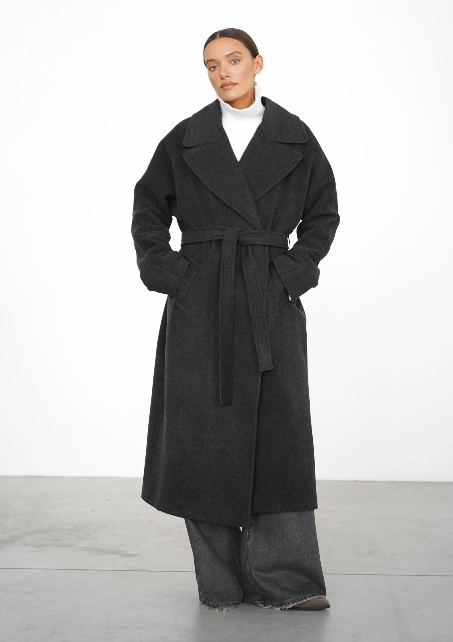 Пальто-халат с цельнокройным рукавом тёмно-серого цвета фото 1