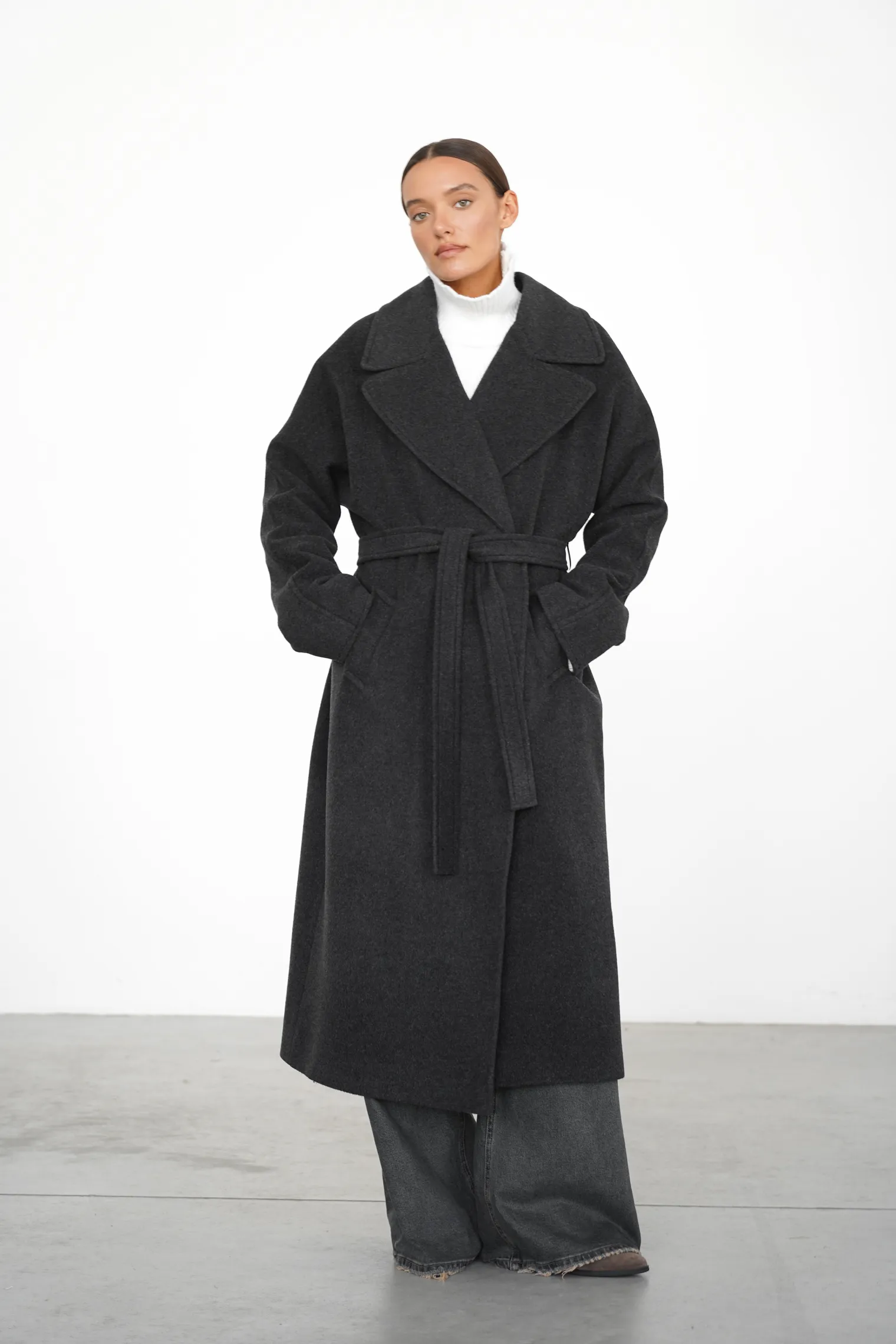 Пальто-халат с цельнокройным рукавом тёмно-серого цвета фото 1