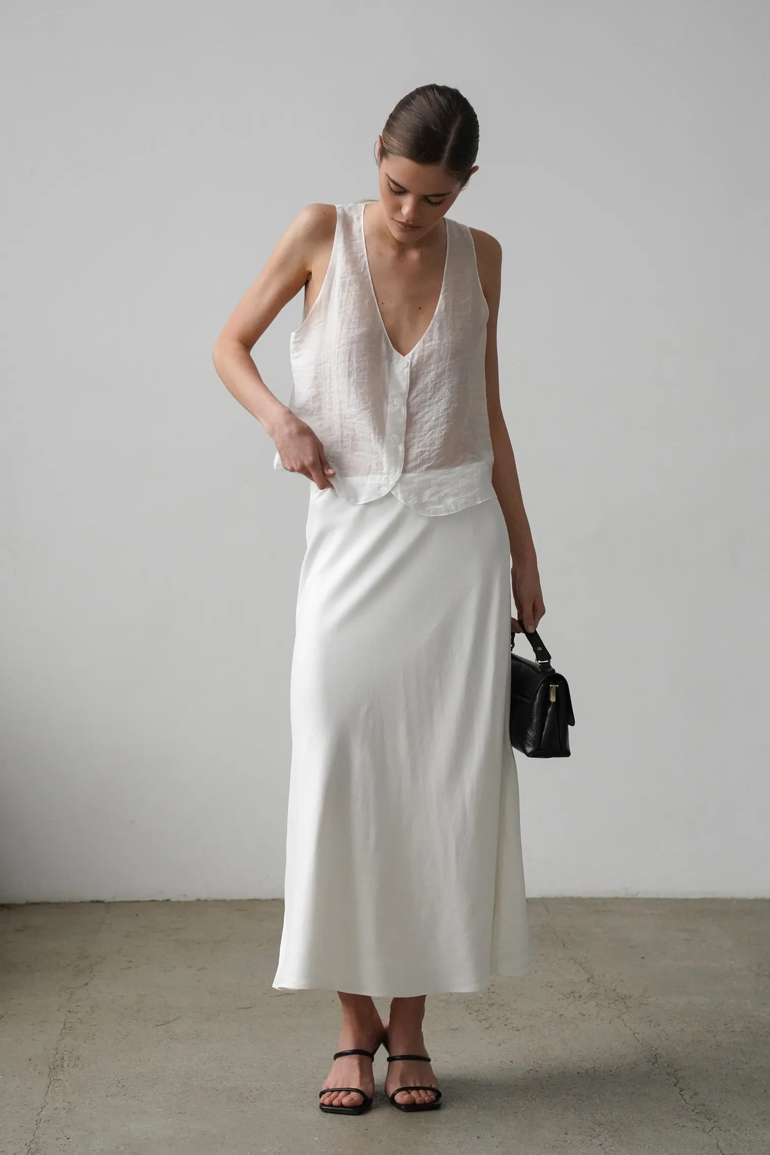 Жилет из прозрачной ткани белого цвета фото 3