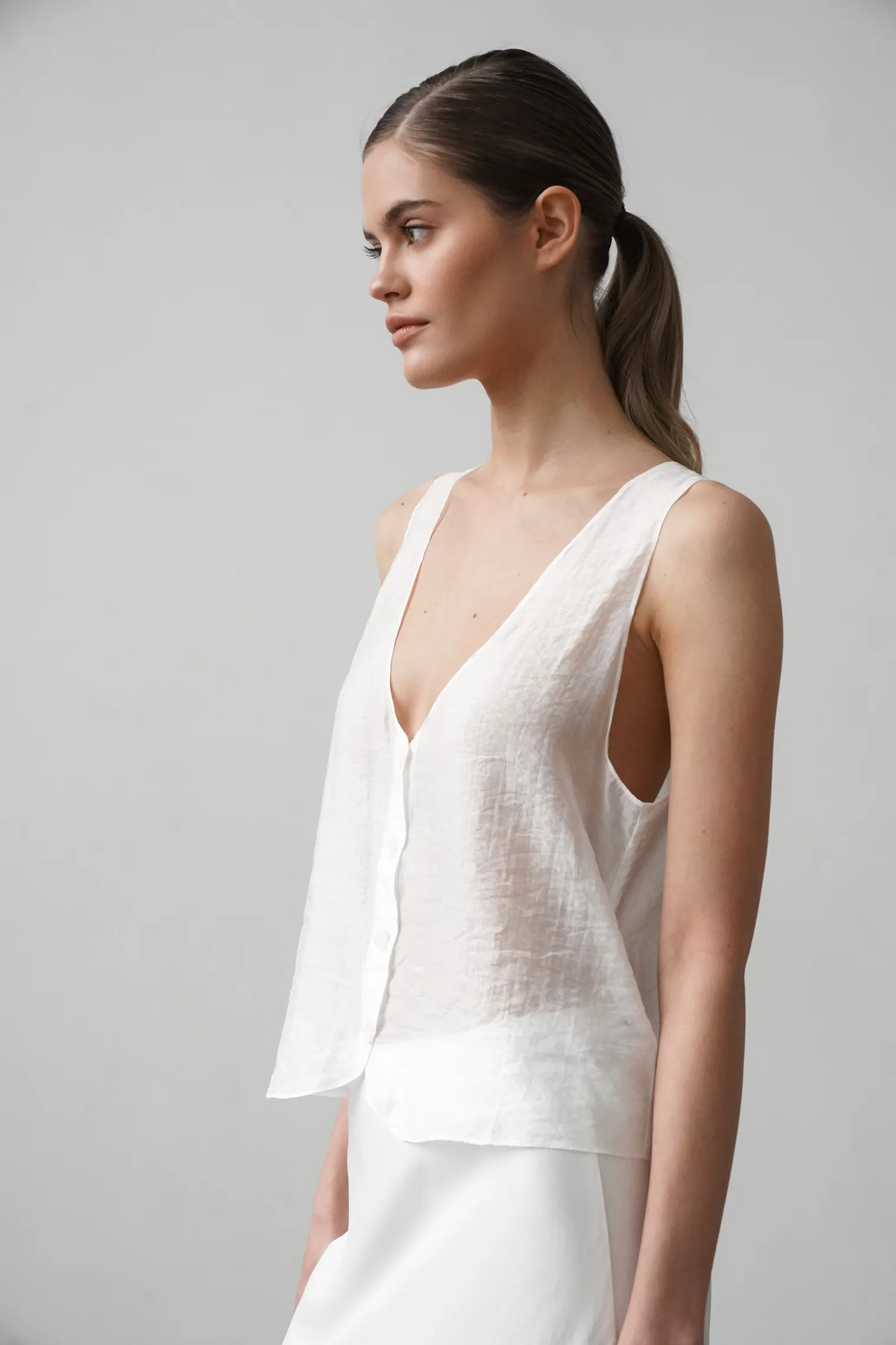 Жилет из прозрачной ткани белого цвета фото 6