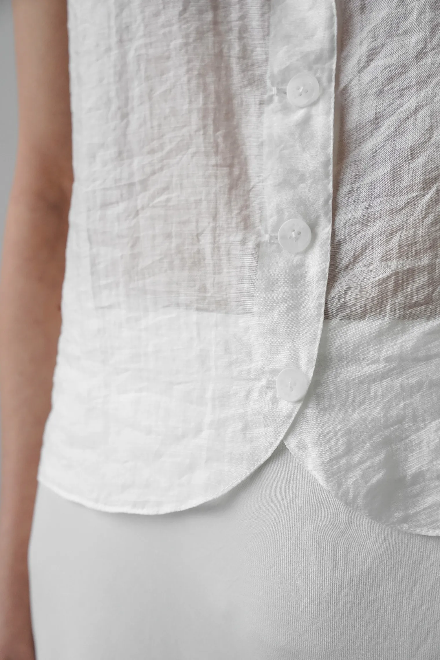 Жилет из прозрачной ткани белого цвета фото 2