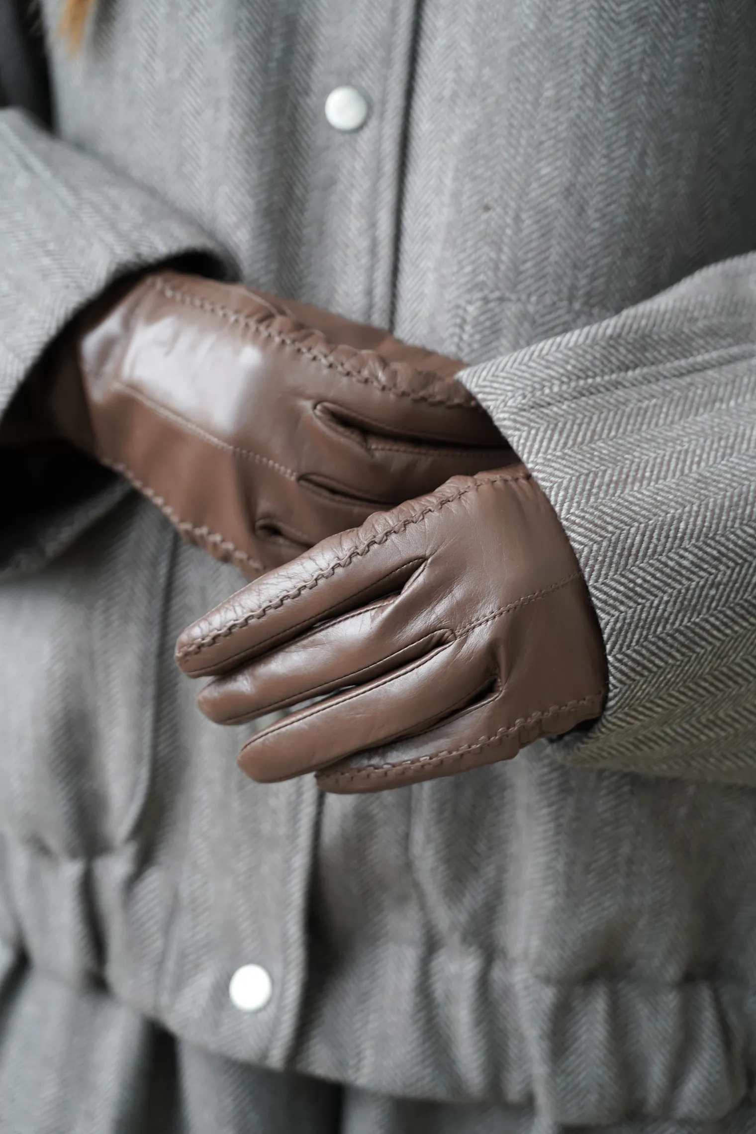 Перчатки из кожи шоколадного цвета фото 5