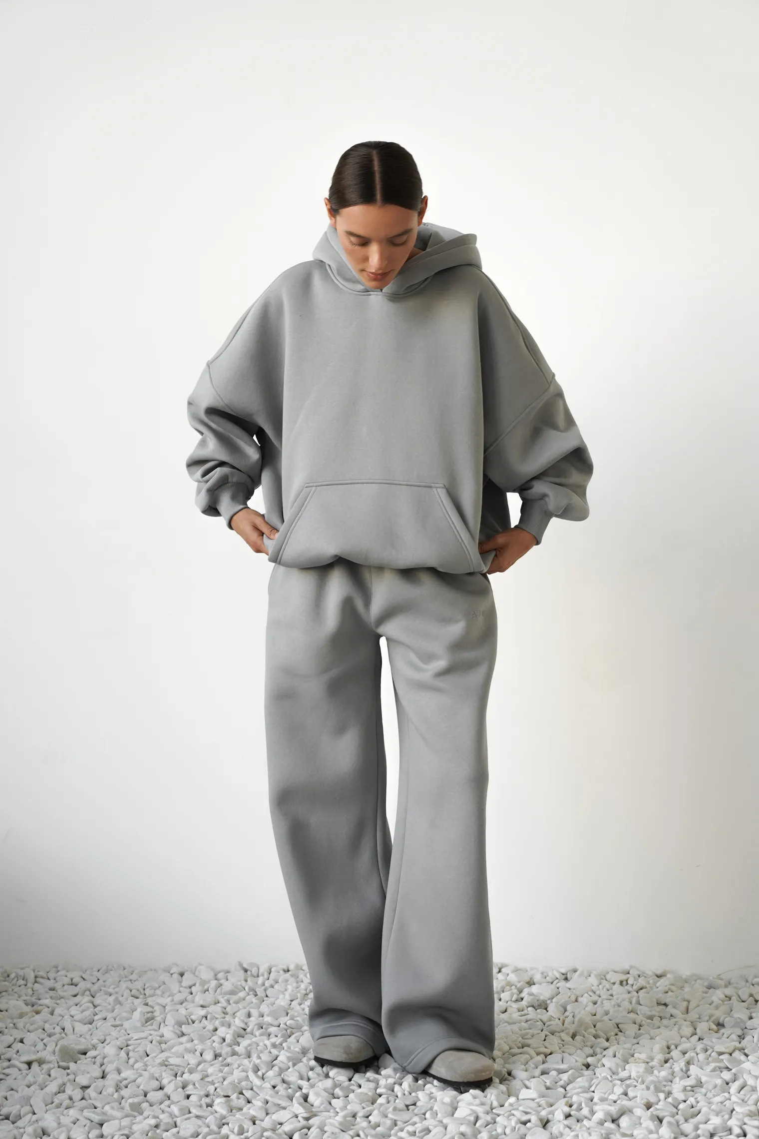 Брюки прямого кроя на кулисе пепельного цвета фото 5