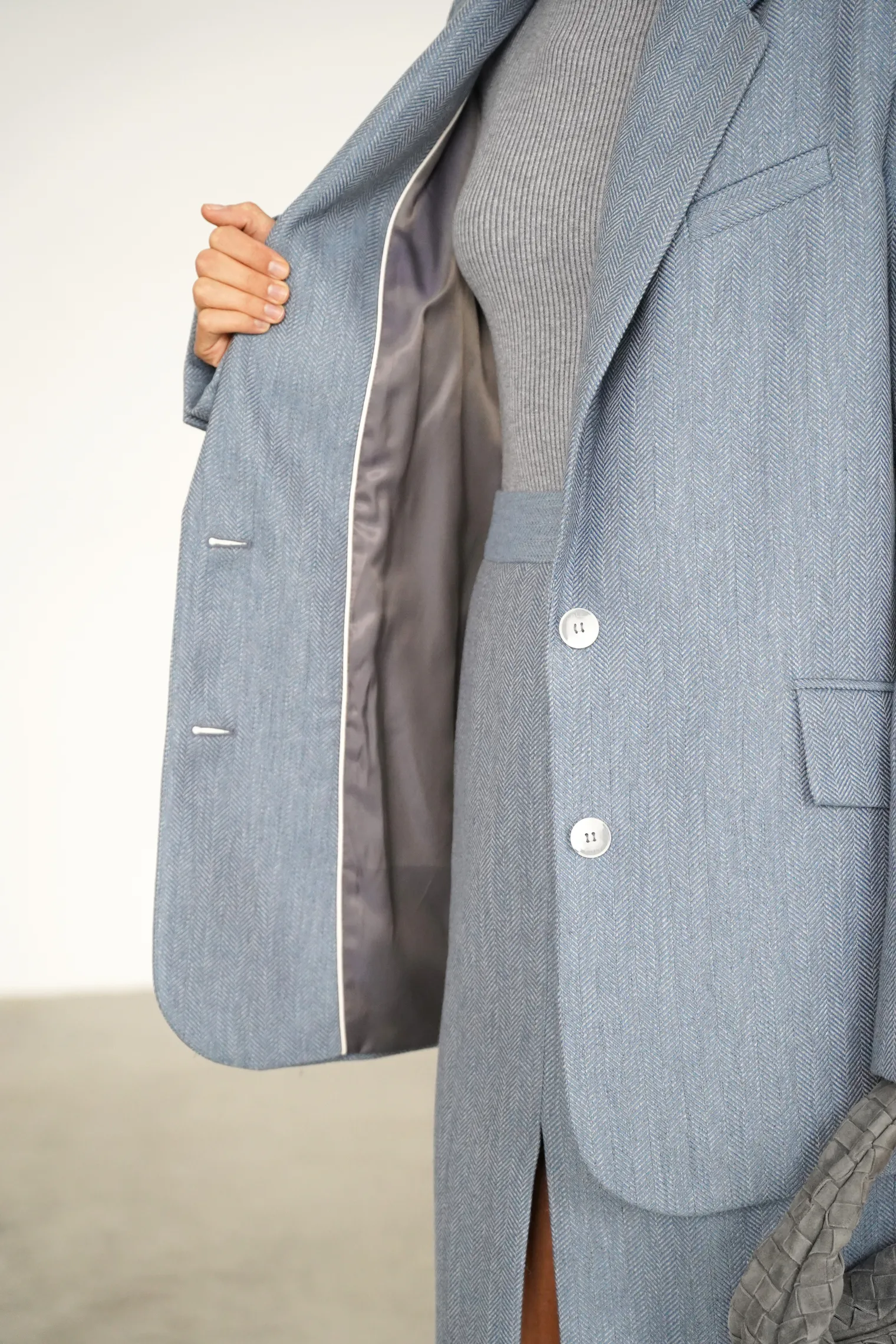 Однобортный жакет свободного кроя с карманами цвета голубой/серый в ёлочку фото 2