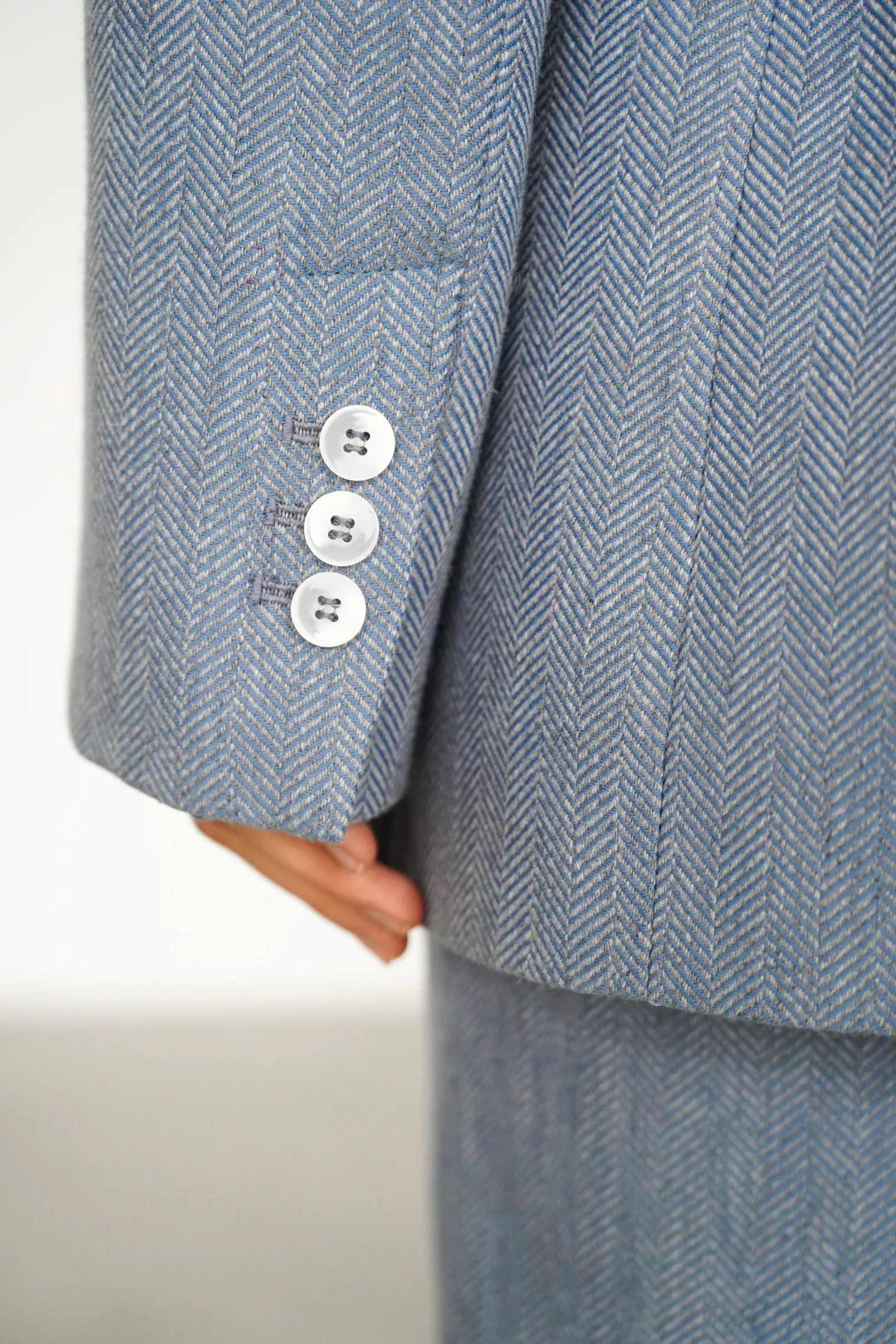 Однобортный жакет свободного кроя с карманами цвета голубой/серый в ёлочку фото 5