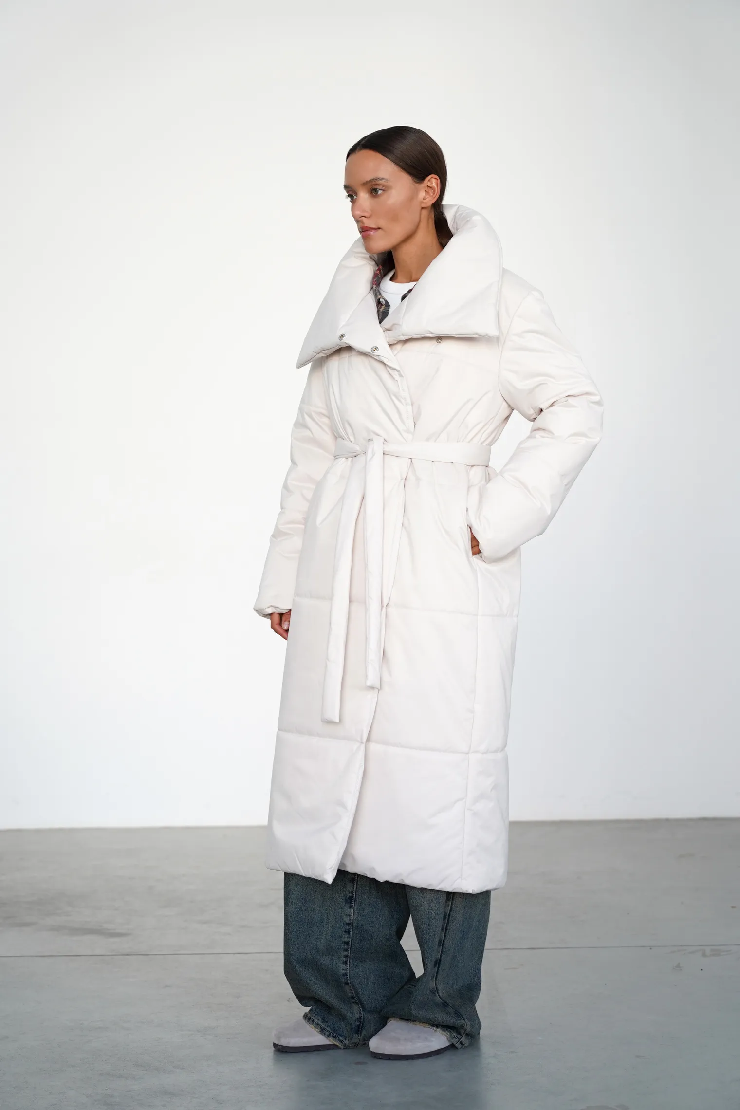 Пальто утепленное кремового цвета фото 3