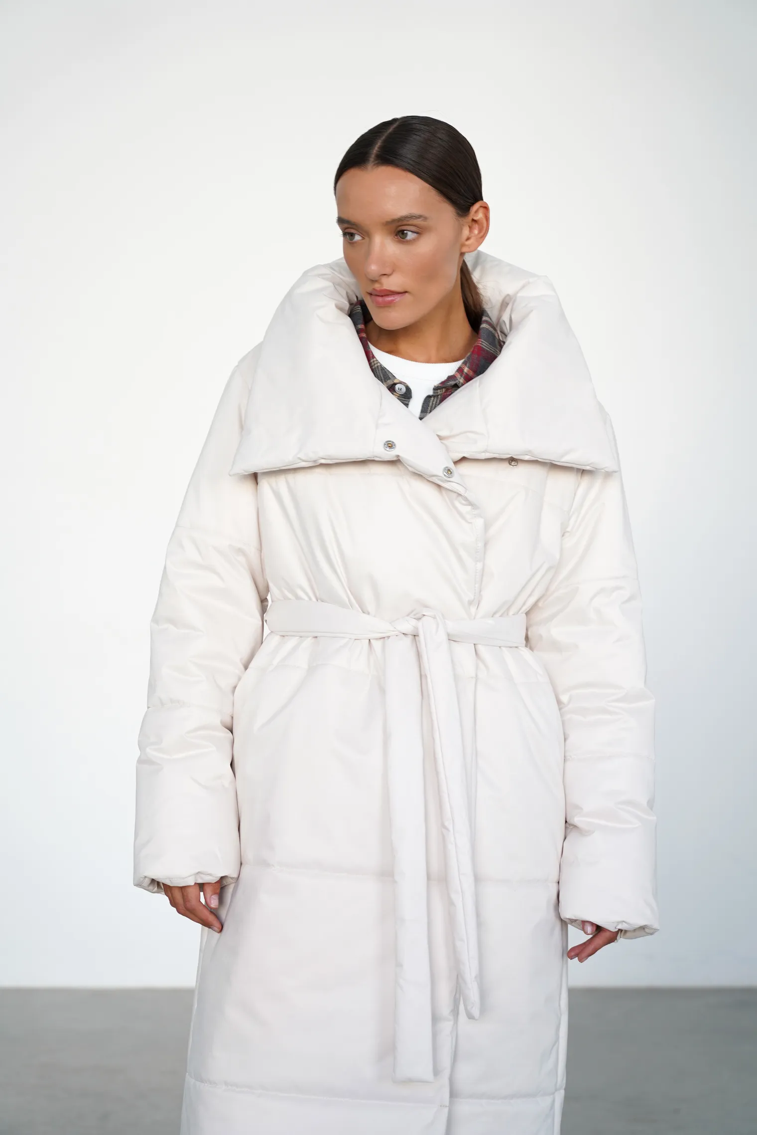 Пальто утепленное кремового цвета фото 7