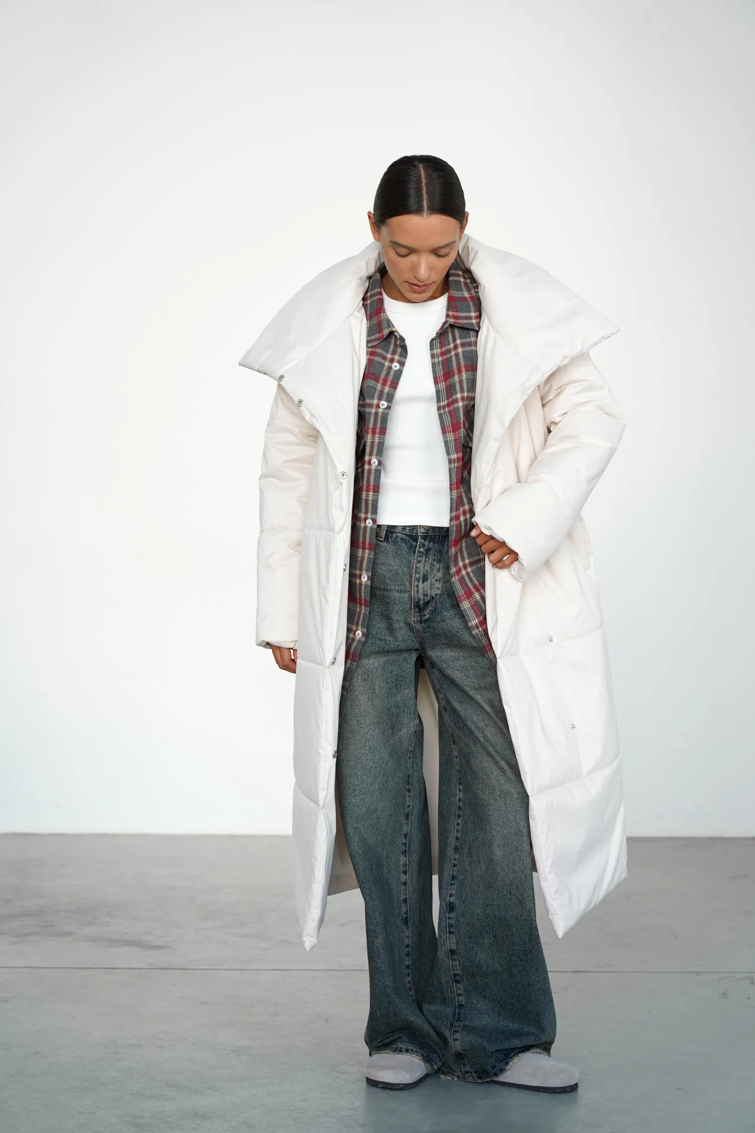 Пальто утепленное кремового цвета фото 8