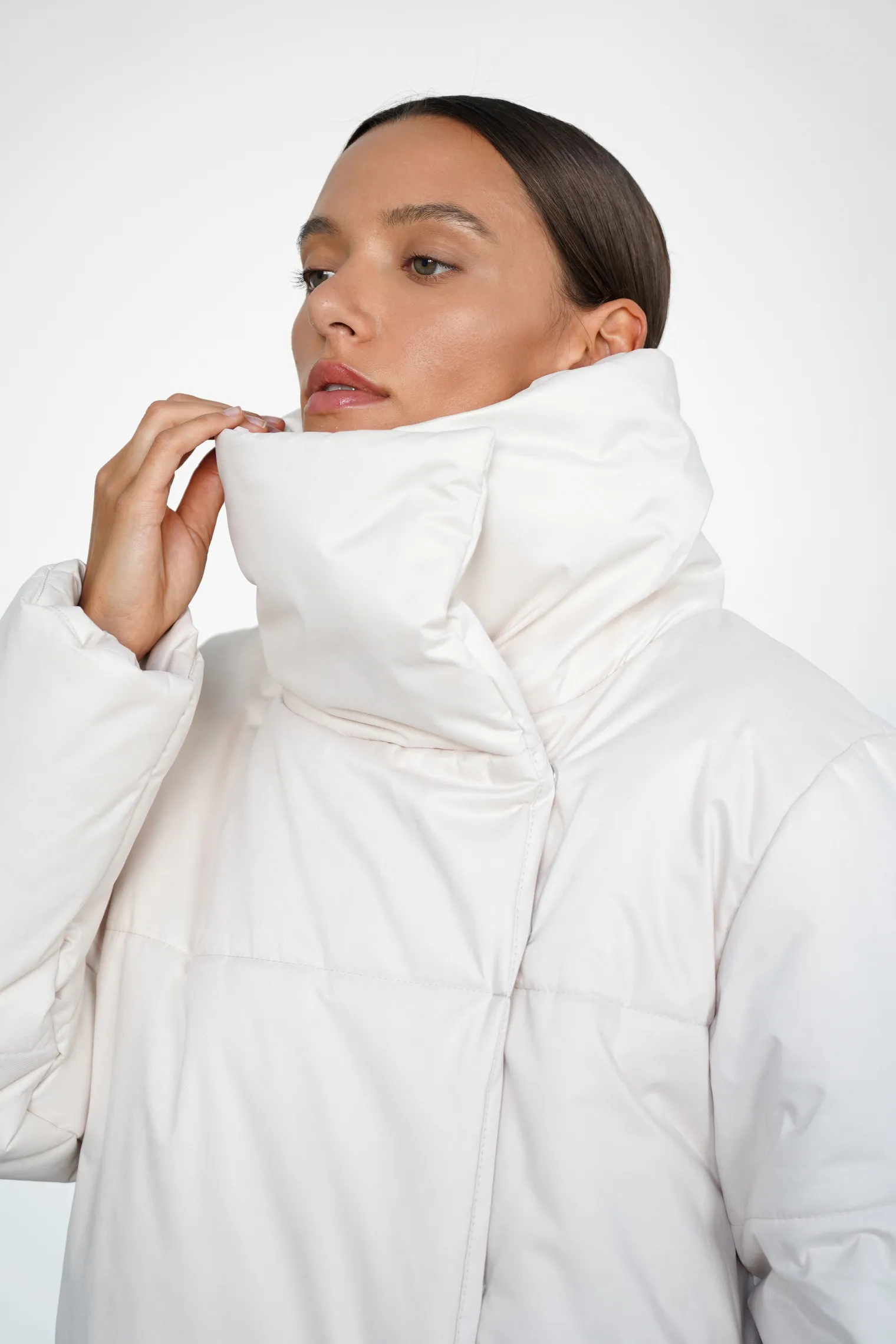 Пальто утепленное кремового цвета фото 2