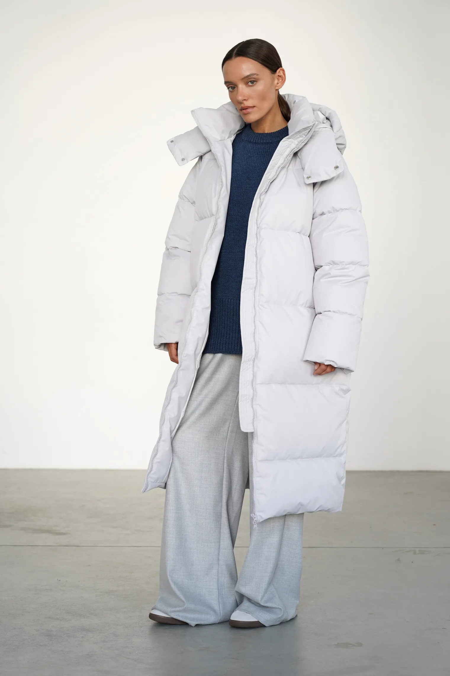 Пуховик стёганный с капюшоном пепельного цвета фото 8