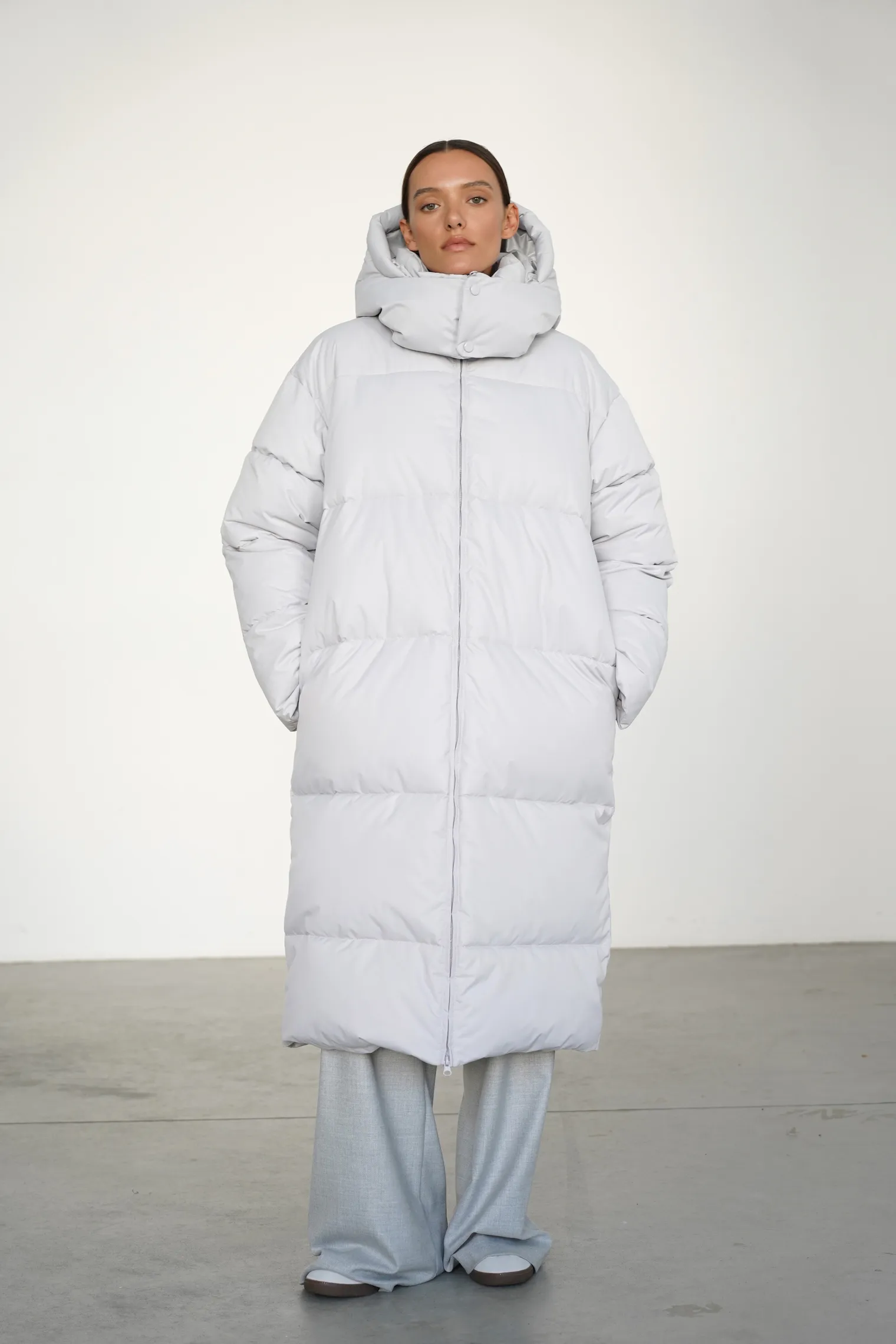 Пуховик стёганный с капюшоном пепельного цвета фото 5